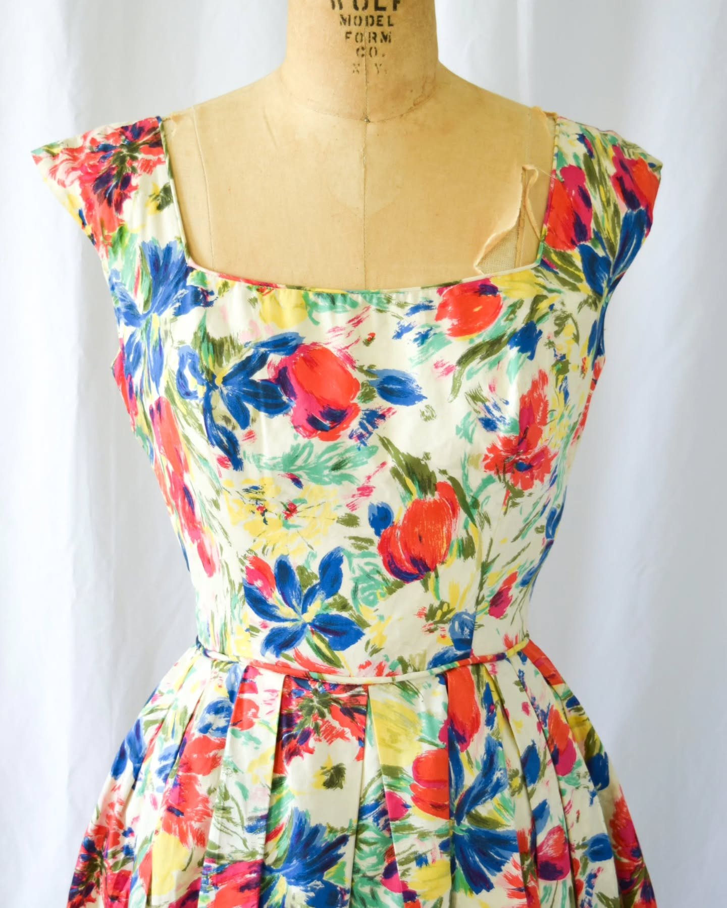NEW 🏵 Gorgeous 1950s floral fit and flare dress! Now available online and part of my latest collection: en provence. 
.
.
.
#vintagefashion #1950sfashion #1950sdress #floraldress #fitandflare #1950sfloral #vintagedress #vintageshopping