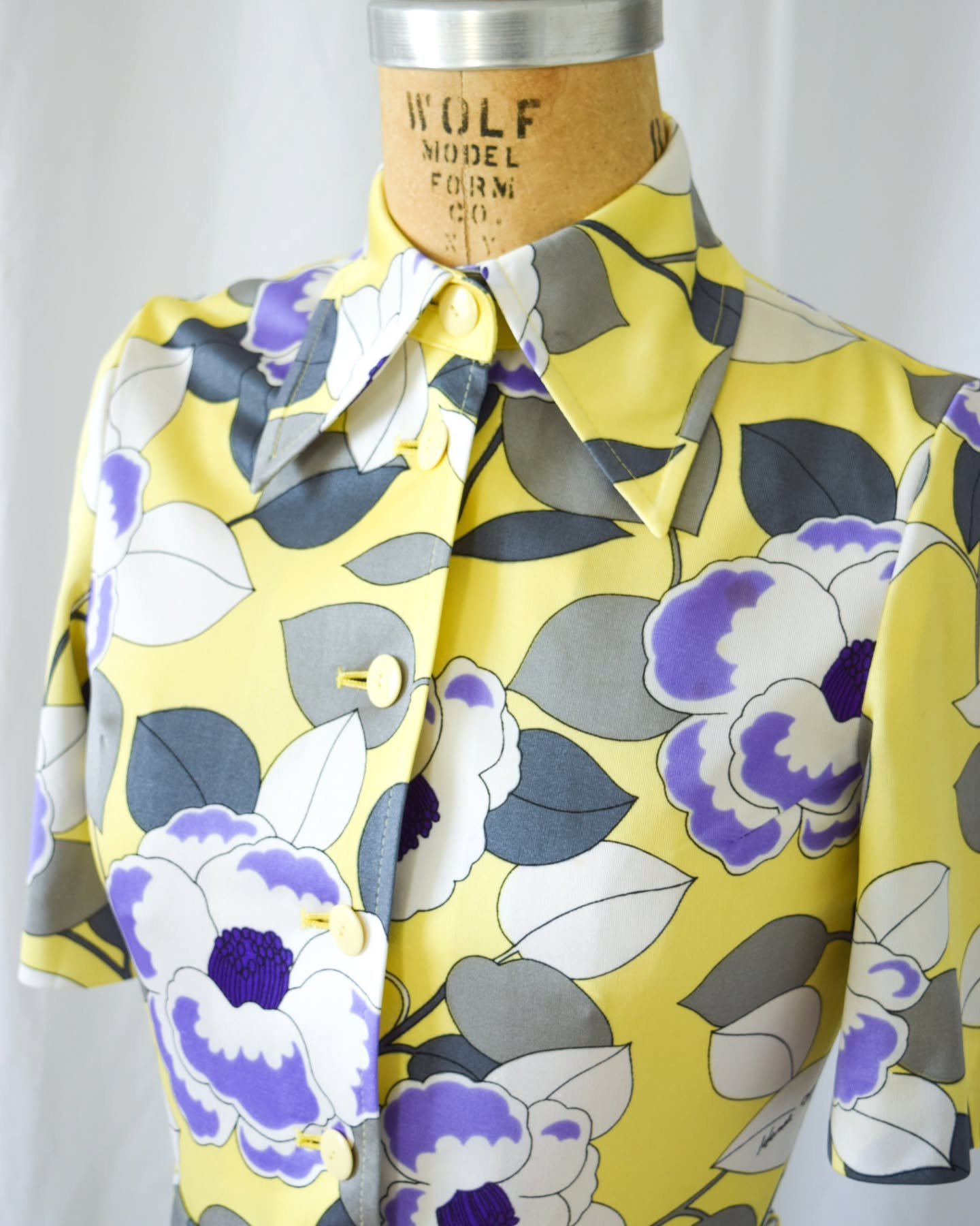 New! 🪻 The perfect spring dress... vintage Hanae Mori by Vivid shirt dress. Signature floral print! In the shop and part of my latest collection, En Provence
.
.
.
#hanaemori #vintagedress #vintagehanaemori #vintagefashion #vintagedesigner #designer