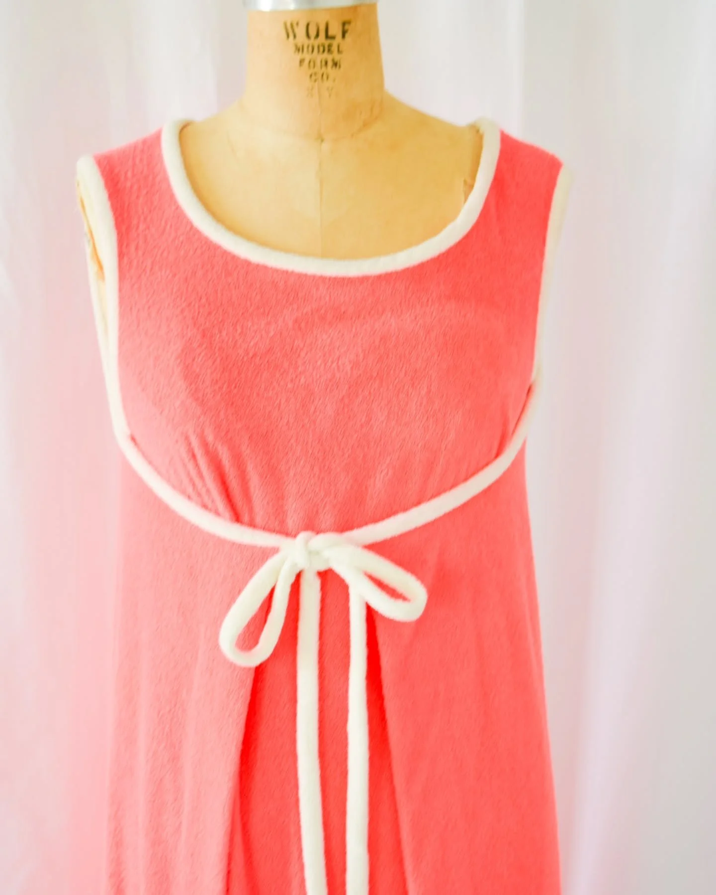 This is a vintage Lucie Ann Beverly Hills coral terry cloth swimsuit cover-up. It wraps - tie it in the back and then again the front - and you're good to have a glamorous day at the pool 🍹
.
#vintagefashion #lucieannbeverlyhills #vintageswim #vinta