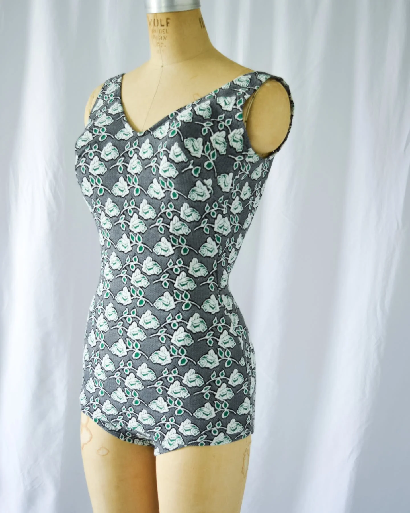 New! Gray Gardens...super fabulous stretch knit 1960s swimsuit. Get it now in bio. 
.
.
.
#vintageswim #vintagebathingsuit hion #vintageswimwear #vintagebathingsuit