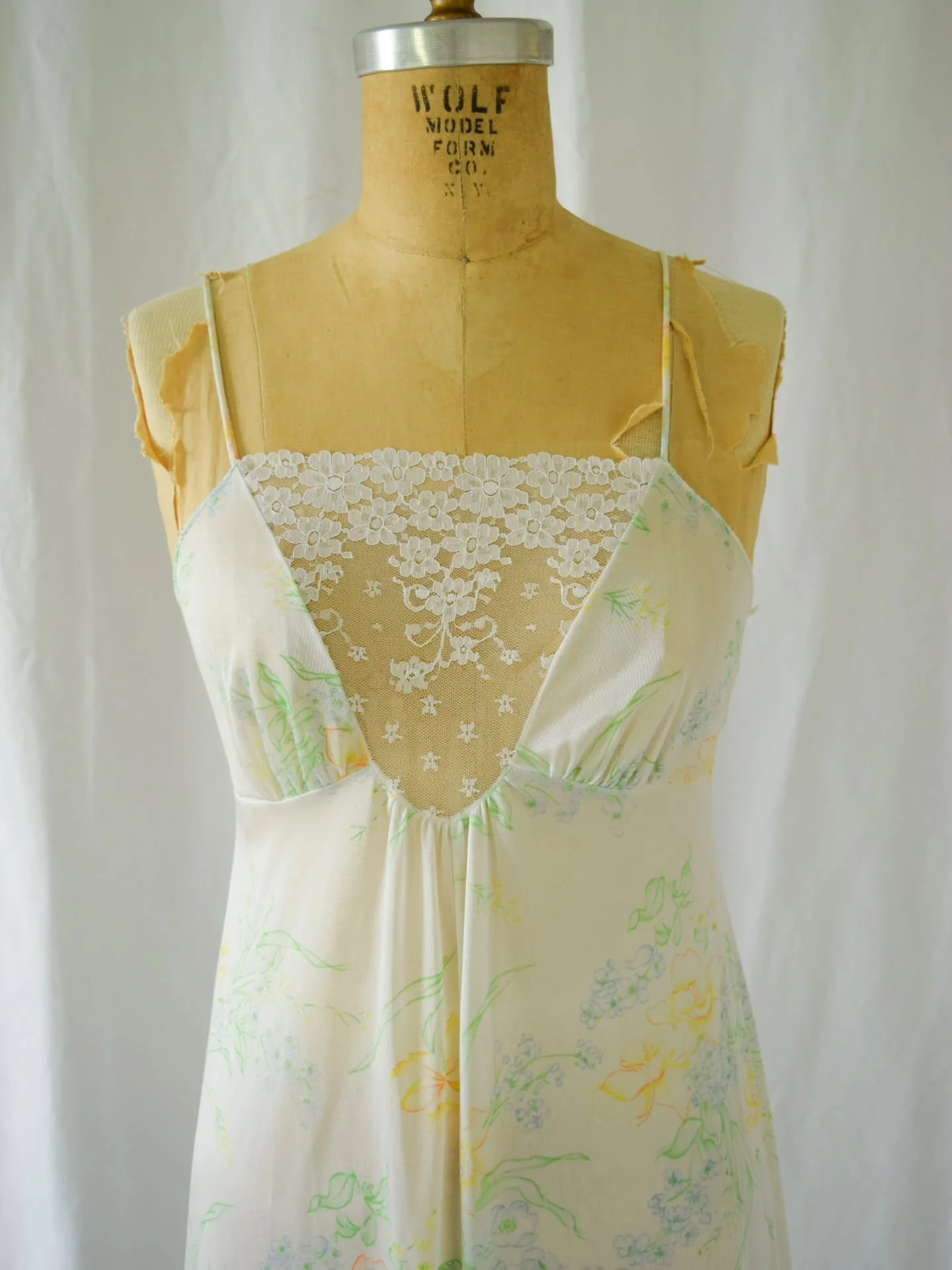 New 💙 the perfect late summer vintage nightgown. Barely there floral print and lace plunge neckline. 1970s Dreamaway. 
.
.
#vintagenightgown #1970sfashion #vintagefashion