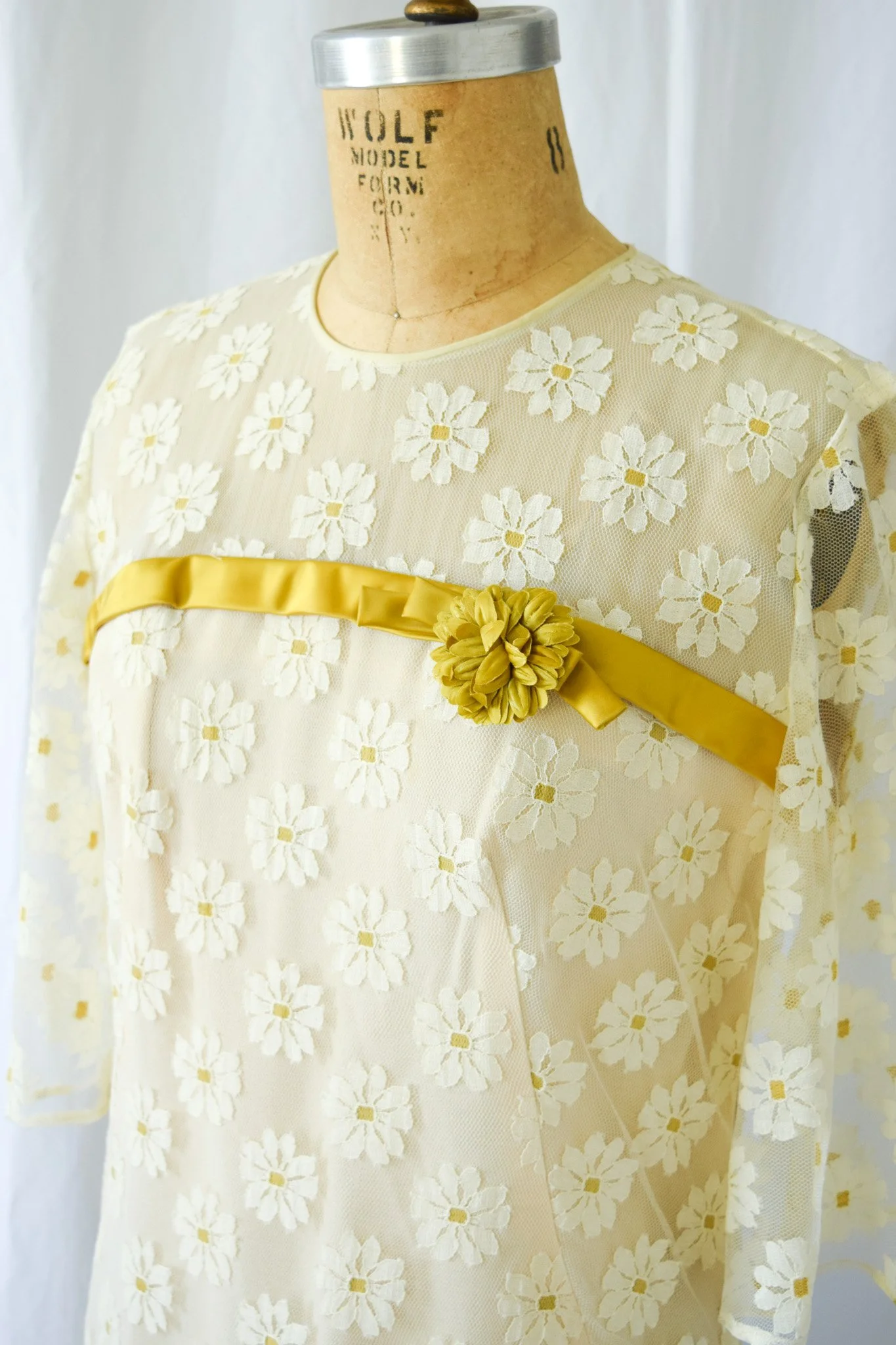 vintage 1960s daisy lace dress with ribbon  Bobbins & Bombshells