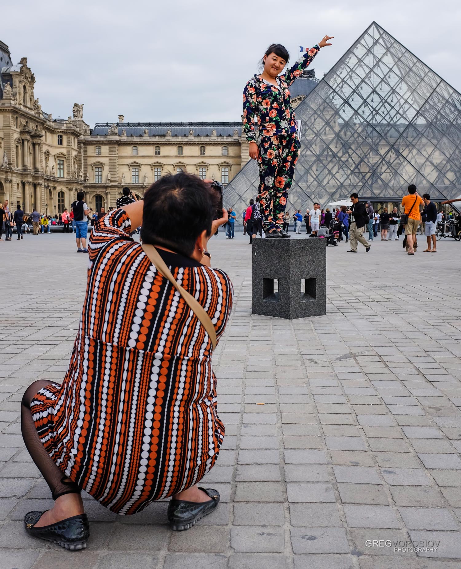 street_fashion_louvre_paris_by_greg_vorobiov-1.jpg