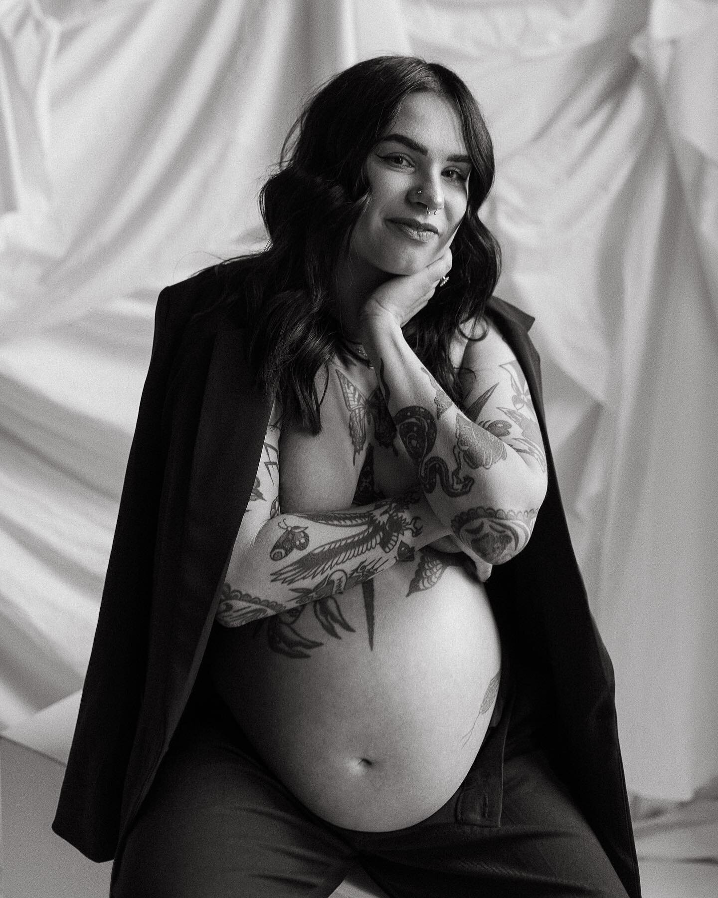 finally getting around to sharing this moody styled maternity session with the stunning miss @alyssinwunderland from November🖤 more to come very soon!