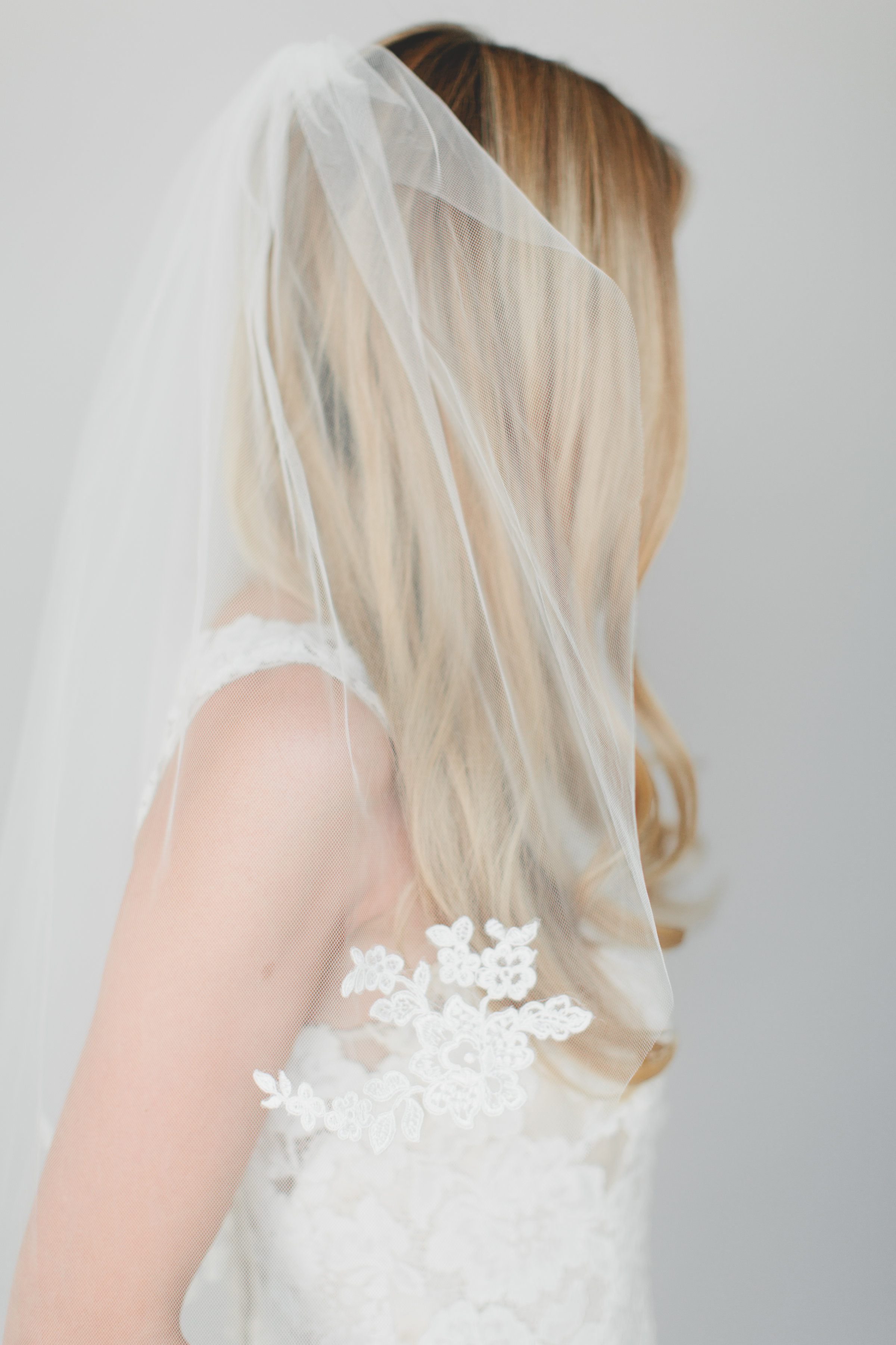 Single Layer Ivory Appliqué Lace Veil #1520