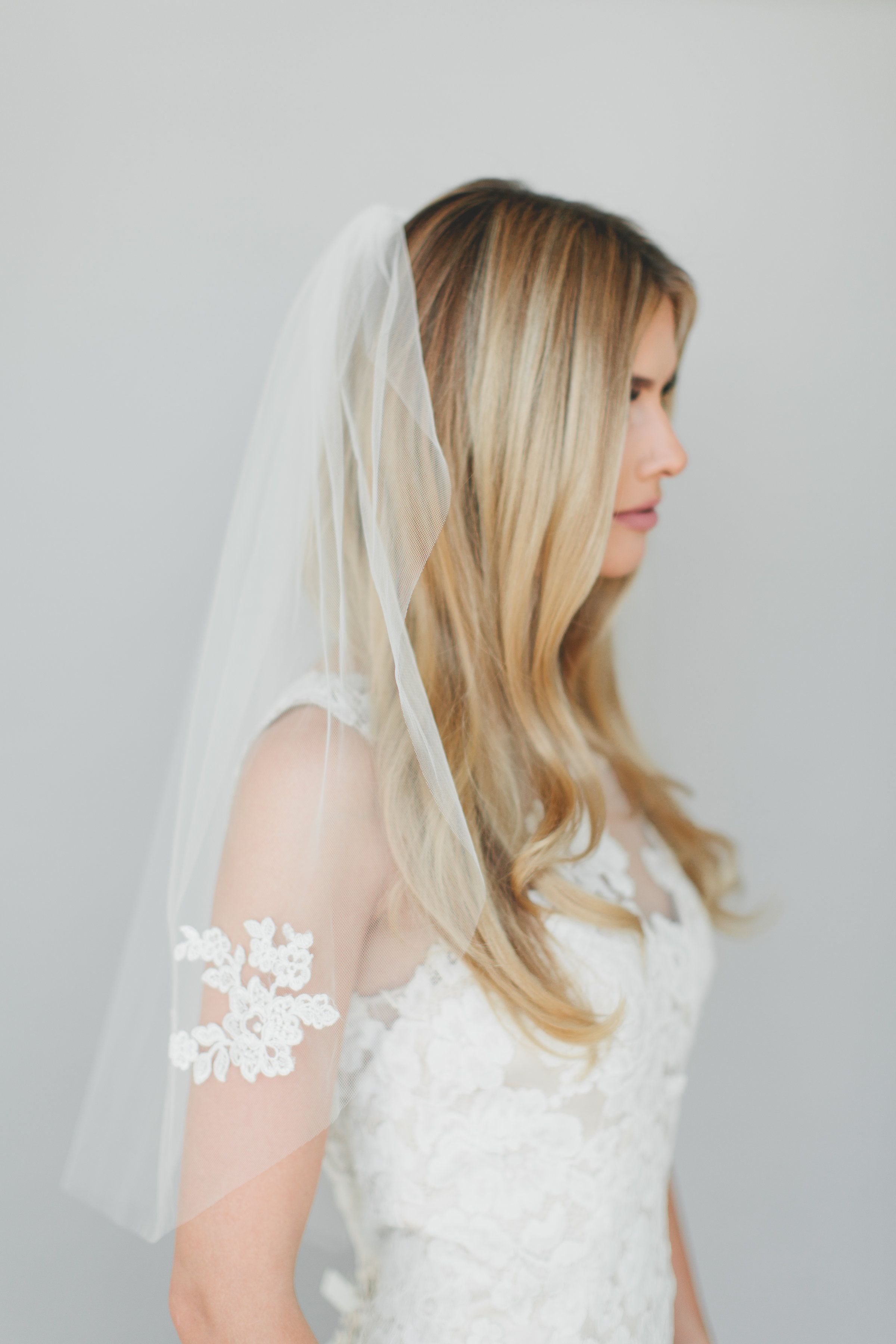 Single Layer Ivory Appliqué Lace Veil #1520