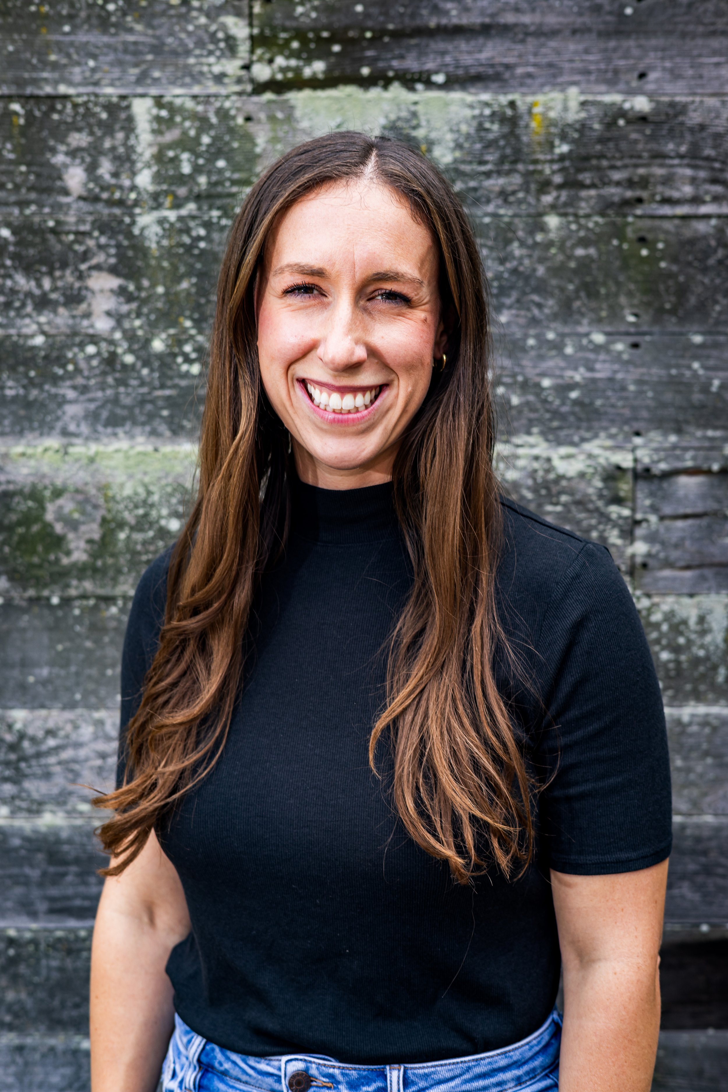   Isla Niezgoda     Tap    Isla Niezgoda is a seasoned tap dance artist and educator with a strong foundation in rhythm tap. Her early training in Minneapolis led to her involvement with Keane Sense of Rhythm Youth Tap Ensemble and the establishment 