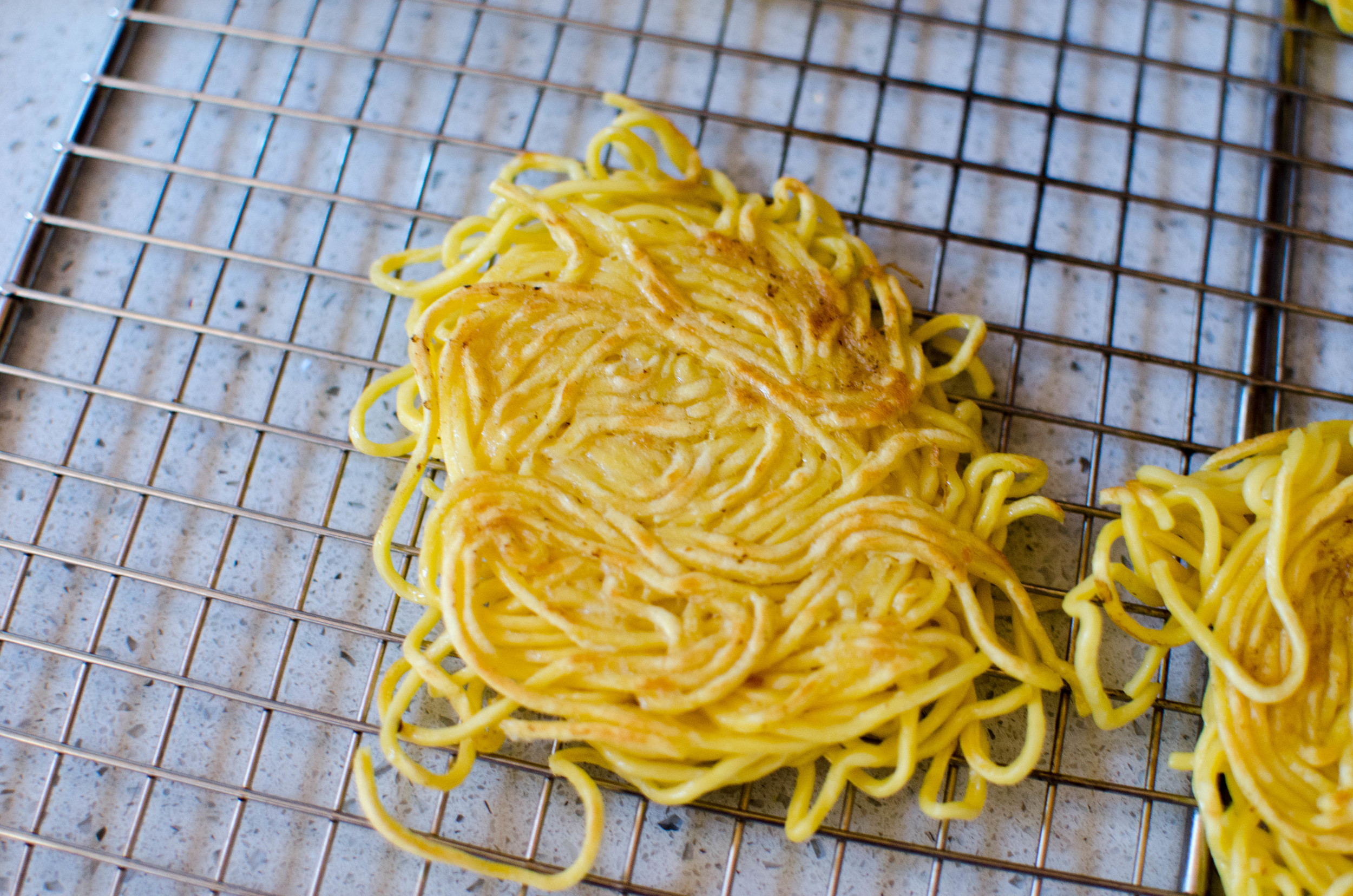 (5) Fully Cooked Noodles with Egg: The final trial wasn't that satisfying. The semi-mushy noodles and egg combo was a little off putting. It felt a little dense. The outside was crispy, but it was difficult to cook out the moisture out of the mushy interior.