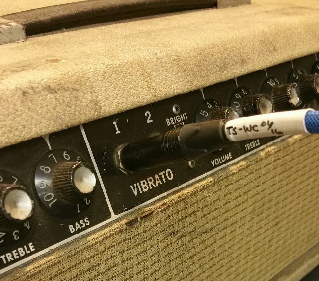 cable_plugged_in_to_amp_scaled.jpg
