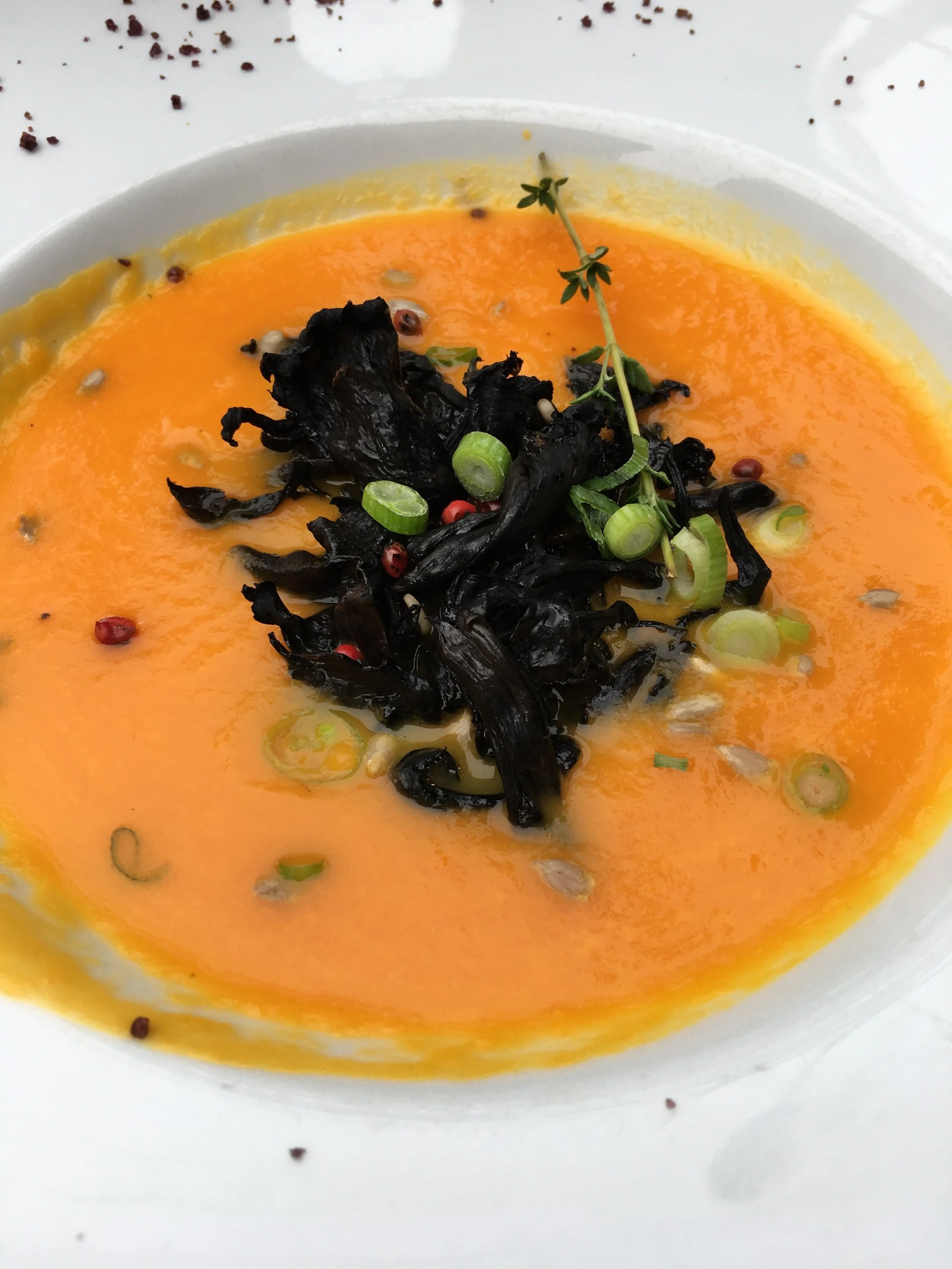 Soupe de Courge et Trompettes de la Mort au "Roi du Café" Puces de Saint-Ouen © Adele Jacques