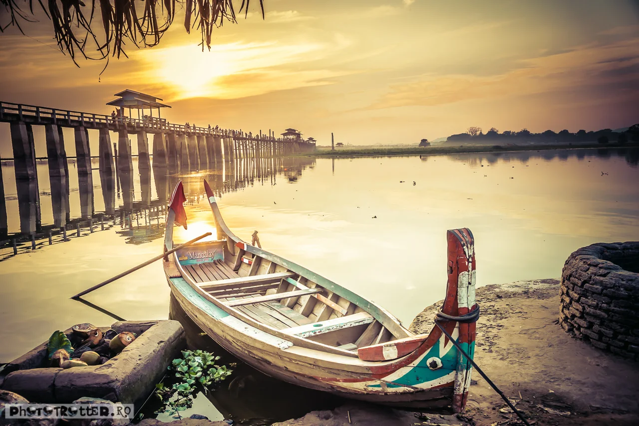 Apus pe lacul Taungthaman, lângă Mandalay, cu podul U Bein in fundal