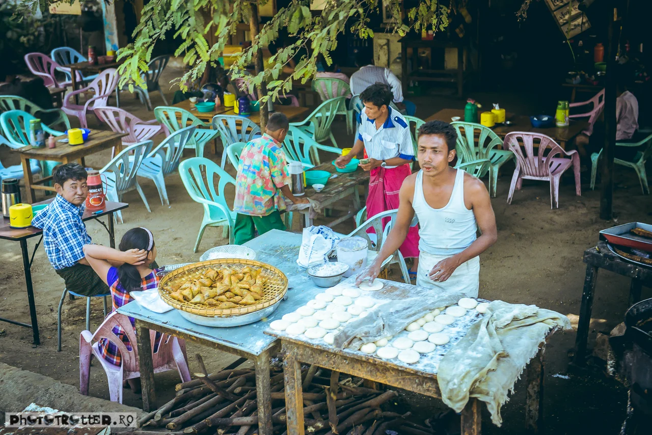 Varianta 'open air' la 'hole in the wall'-ul asiatic. Aspectul lor constant insalubru ne-a făcut să mâncăm o zi întreagă în Mandalay doar banane și biscuiți. 