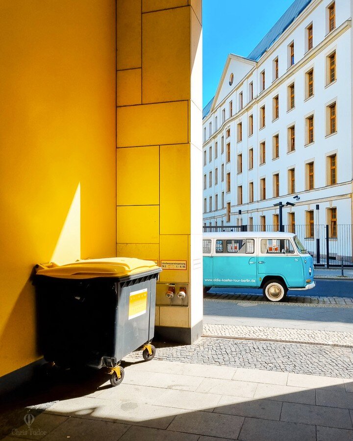 It's beginning to look a lot like summer.

.
.
.
#gelbetonne #babyblue #blueyellow 
#vwbus #vwcamper #vwcampervan #vanlife #visit_berlin #beberlin #berlin365 #ihavethisthingwithberlin #ichliebeberlin #berlininstagram #berlingram #ig_berlincity #besto