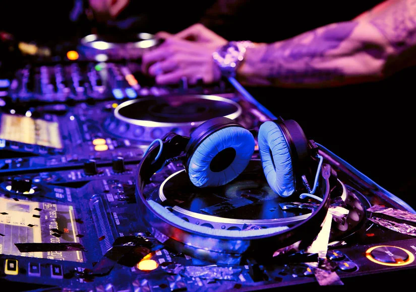 CDJ 2000 DJ nightclub 825 x 580 px.jpg
