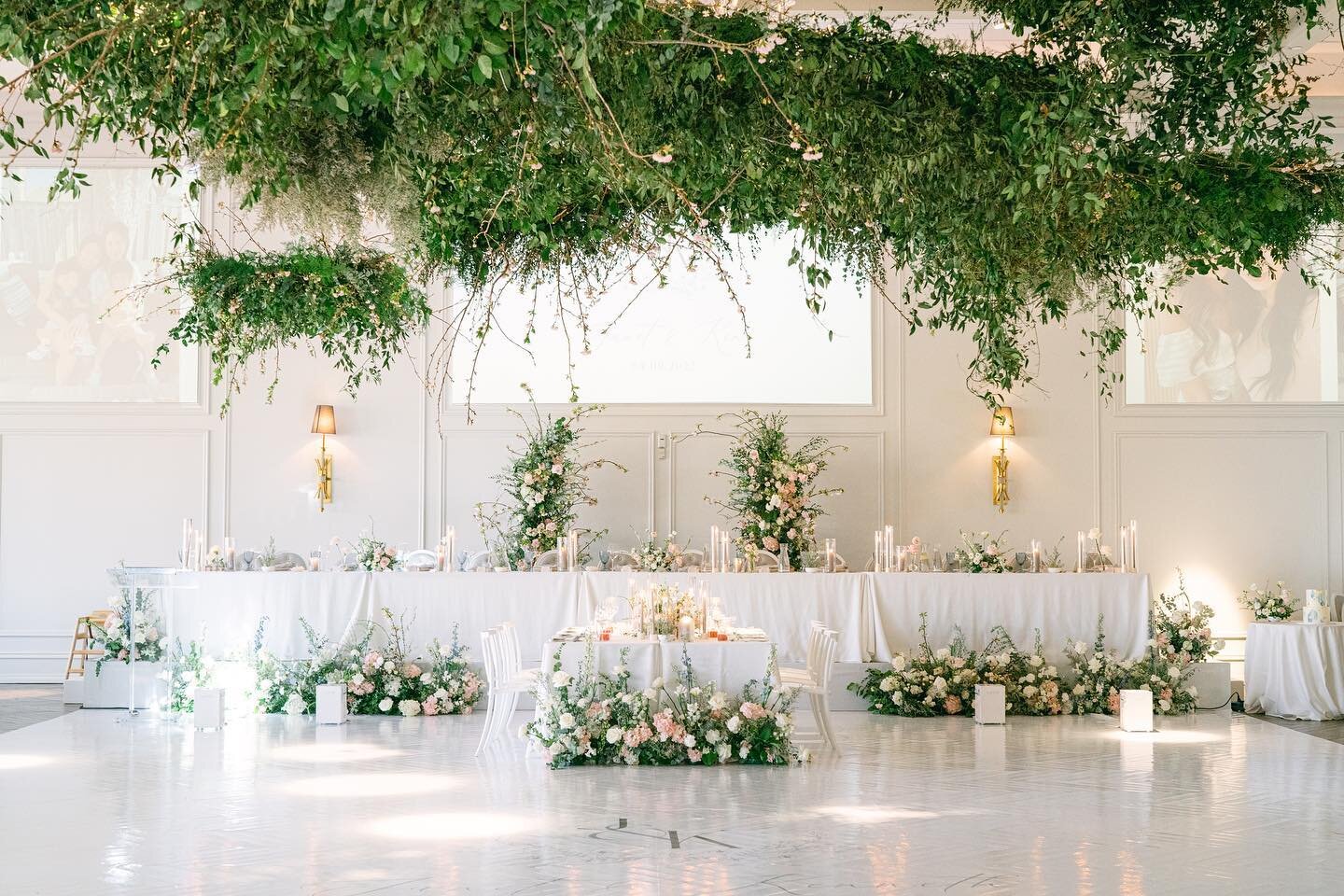 When the bride said she wanted a wow factor💚✨
.
Planning @ablushmoment 
Photography @rhythmandme 
Videography @norrisfilms 
Floral @fablefloraldesign 
Stage &amp; Av @bbblancevents 
Rigging @firedogcreative 
Dance floor @designerdancefloors 
Venue @