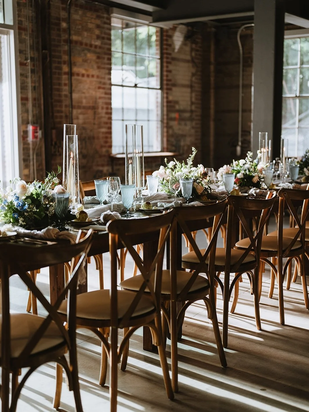 That golden hour glow ✨
.
Planning @ablushmoment 
Photography @ericcheng.photography 
Florist @denovofloral 
Tableware Rentals @element_event_solutions 
Caterer @fooddudes 
Venue @evergreen_brick_works