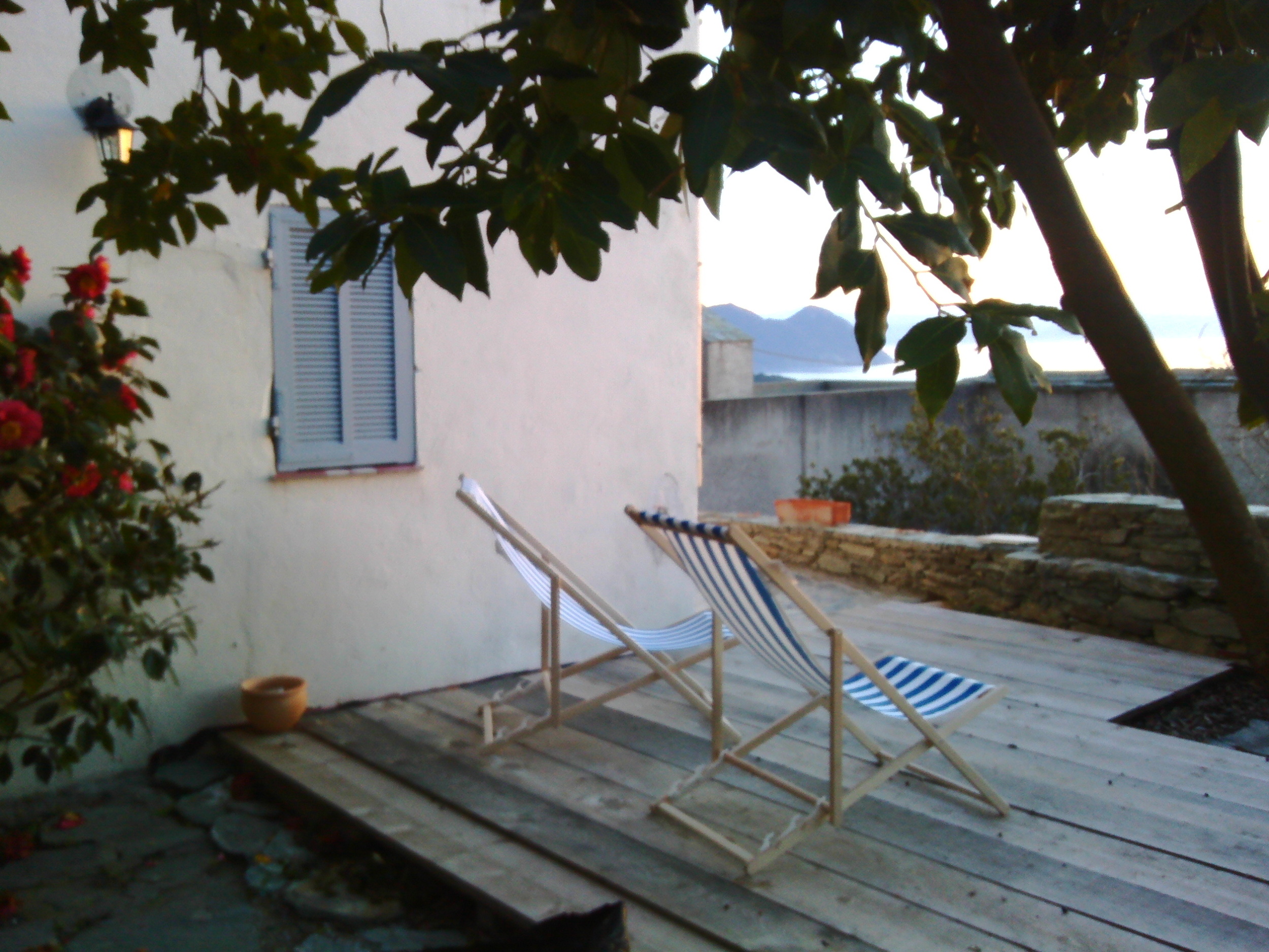  Terrasse devant la maison 