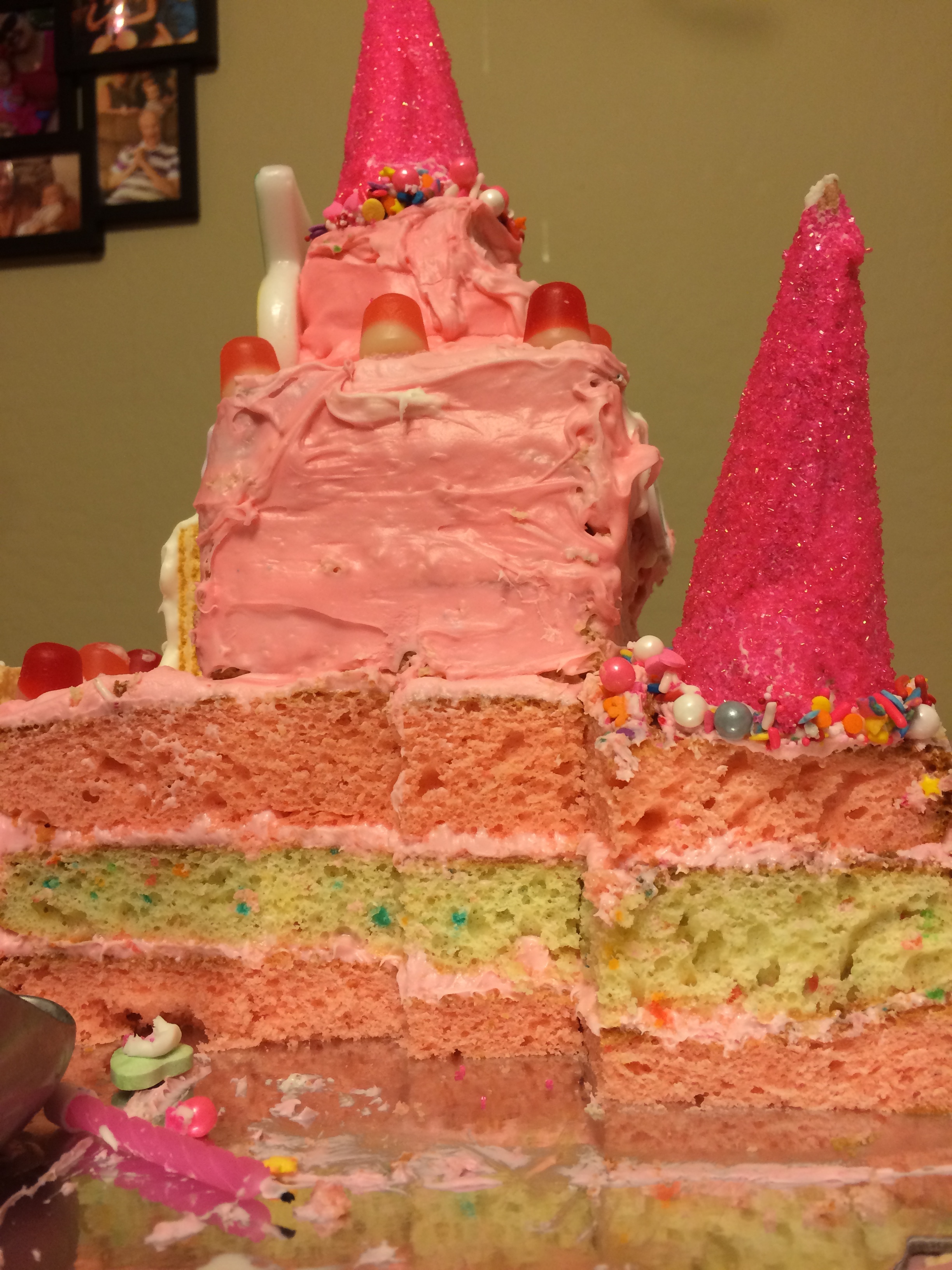 By using two different types of cake you are able to get this effect when you cut your cake. 