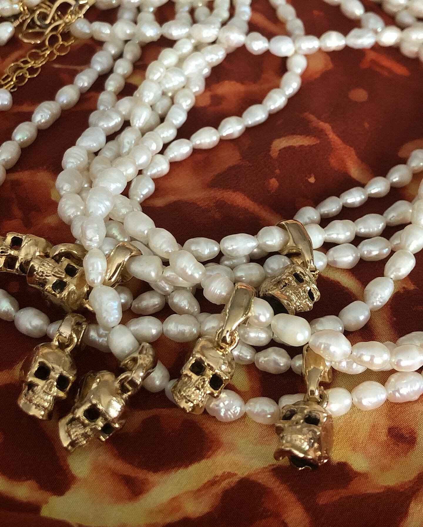 I’m back with more skulls+pearls. My 2022 assignment to Me is to make things from what I already have (hopefully for you) I’ve collected many many things over the years, fabrics, embroidery, beads, including a bag of these large fresh wat