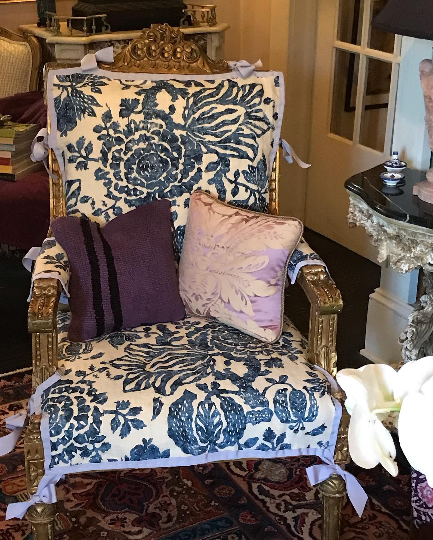 Never have I ever made slip covers until I made 2. Several years ago I had a big tableskirt made for a tabletop setting at Marjorie Merriwether Post&rsquo;s DC home and used @carolinairving kindly fabrics. The pr of chairs were professionally slipped