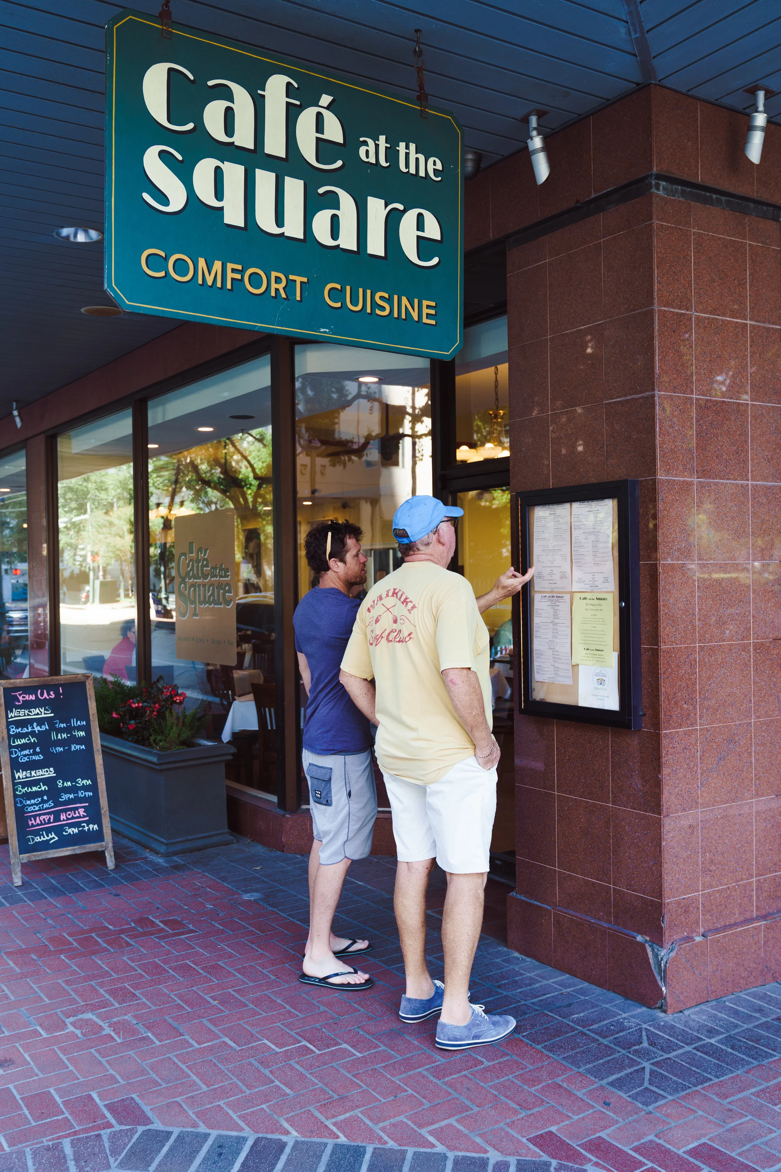 Cafe_at_the_square.jpg
