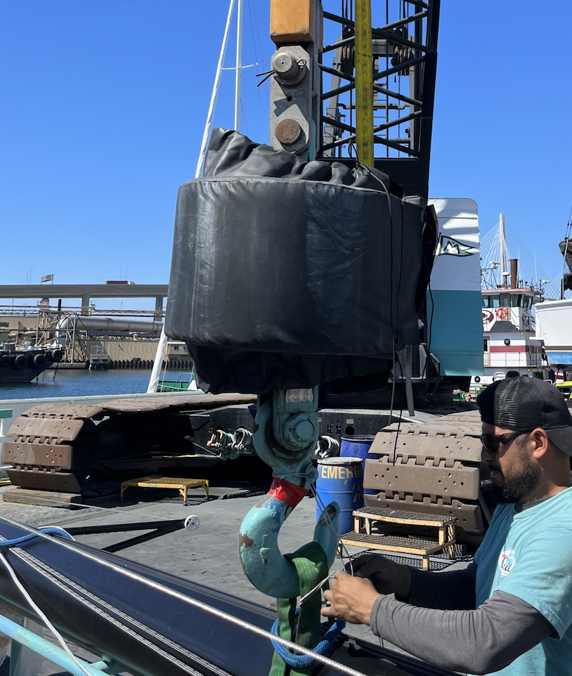 Lifting the mast on the Corsair 880