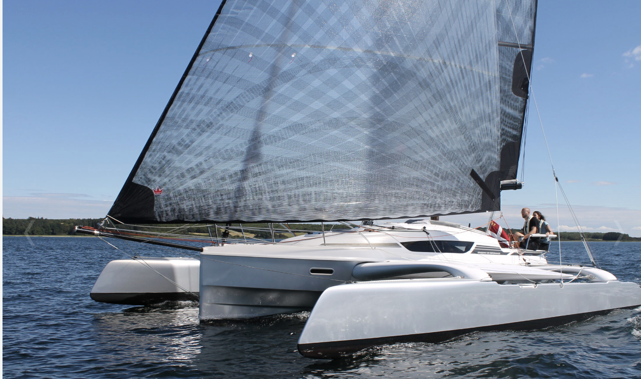 Dragonfly 28 trimaran
