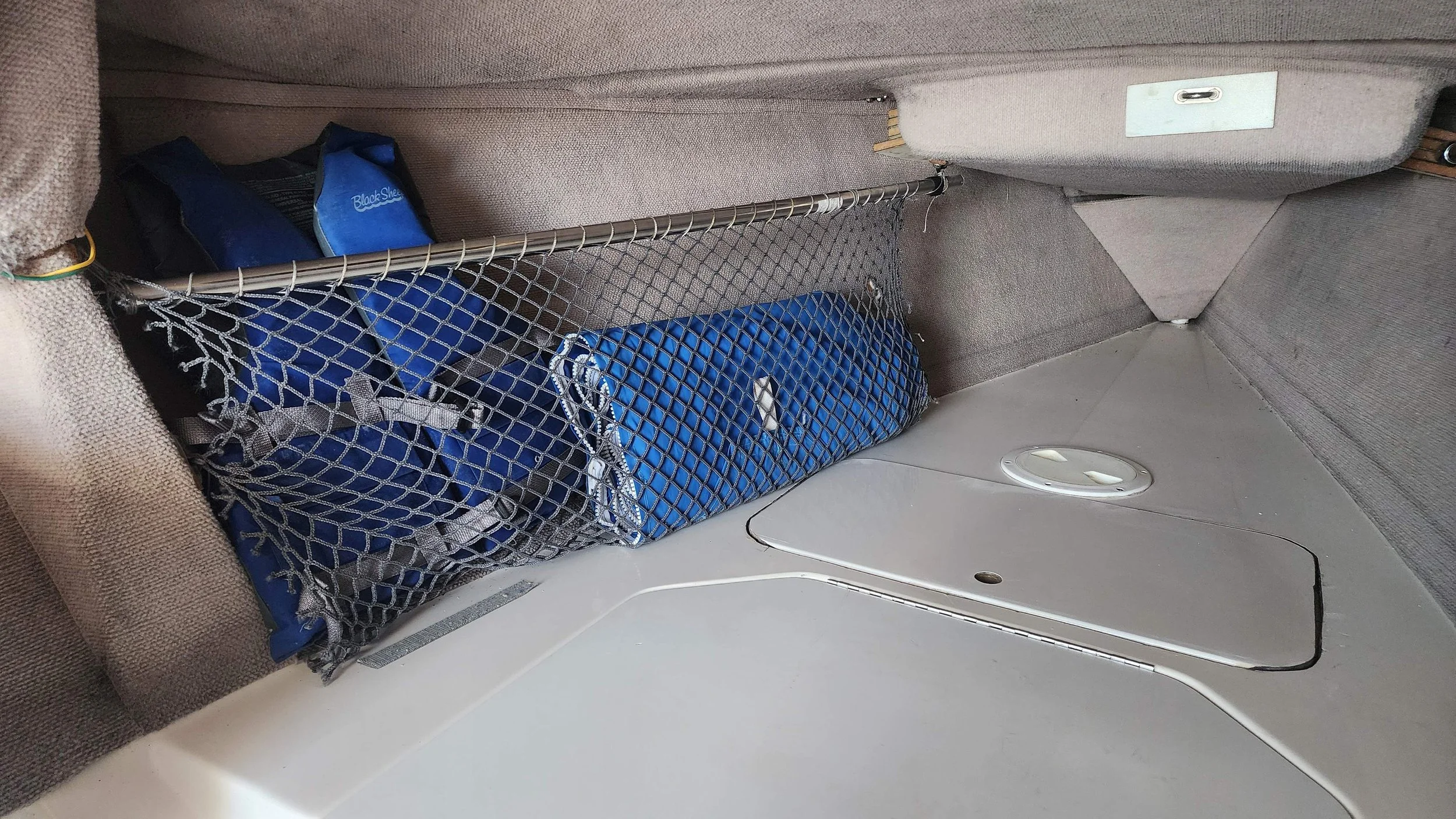 J24 V-berth 2.jpg