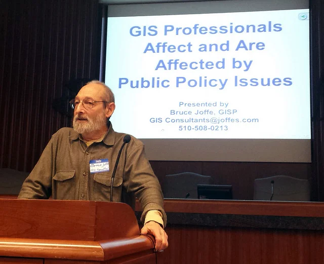 Bruce Joffe at the SF Bay Area GIS User Group Quarterly meeting December 2015. Source: BayGeo Flickr pool.