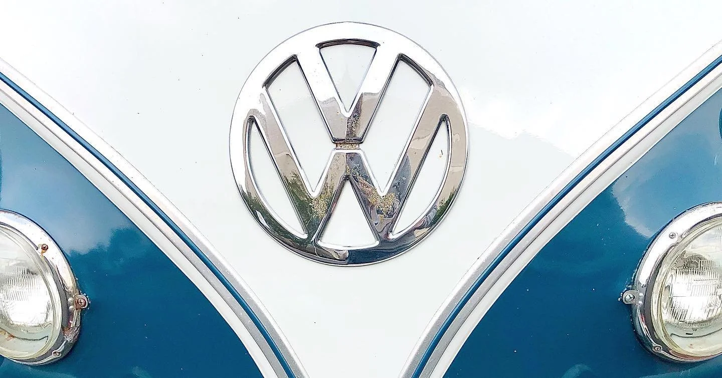 .
Nothing quite compares to a split-window Volkswagen Bus!

.
.
.
#graphicdesign
#simplicity
#legibility 
#negativespace
#volkswagen 
#vw #bus
#chasingvolkswagens
#thepeoplescar