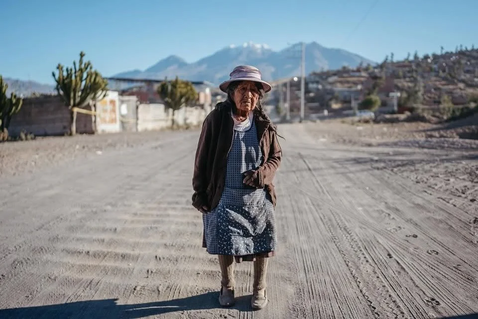 An older woman on a road in Peru, photographed for the feeding program