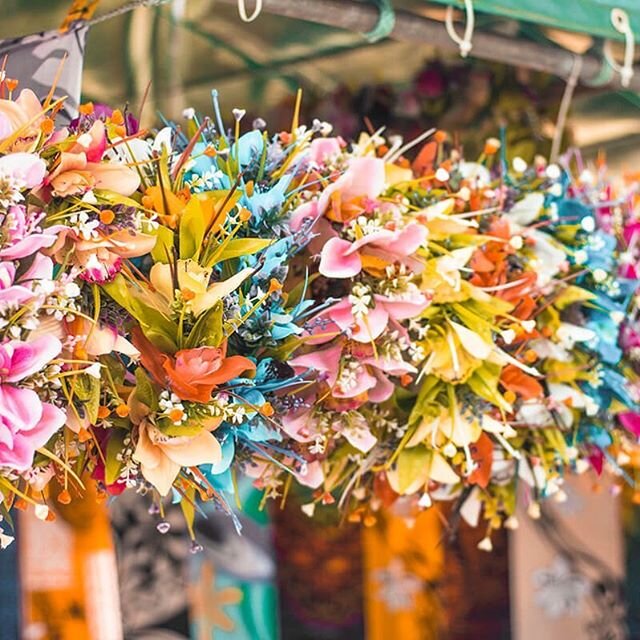 Beautiful flower crowns at the Muri Night Markets. Spend time checking out the local and unique stalls and why not stick around for dinner. A must add to your To Do List while staying with us🌷🌼🌸🌺