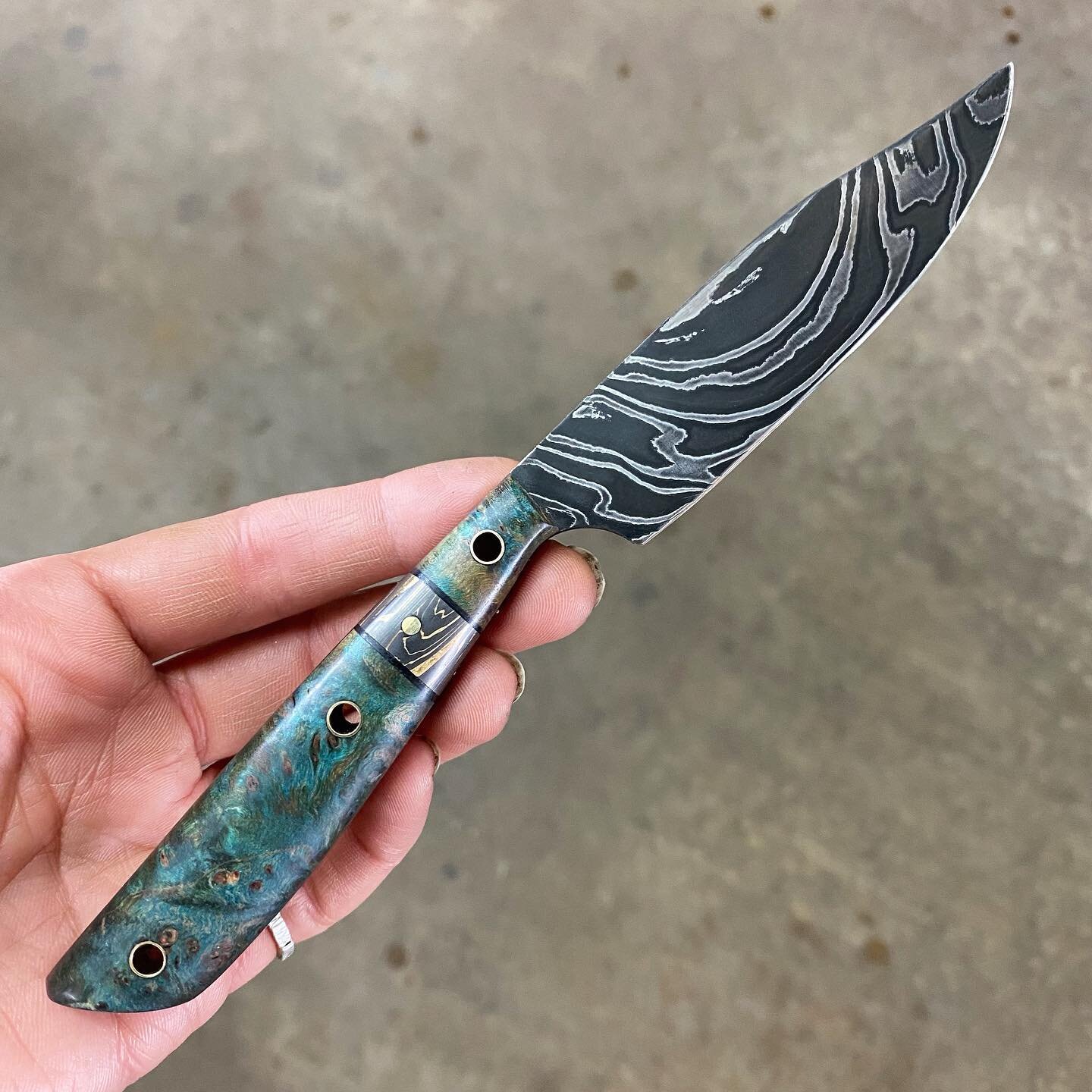 Dig this lil jammer 💥 available. Go Mai Twist with stabilized burl and carbon fiber. Sweet lil edc ~ hit me up. Belt sheath included.
.
Edit: Sold