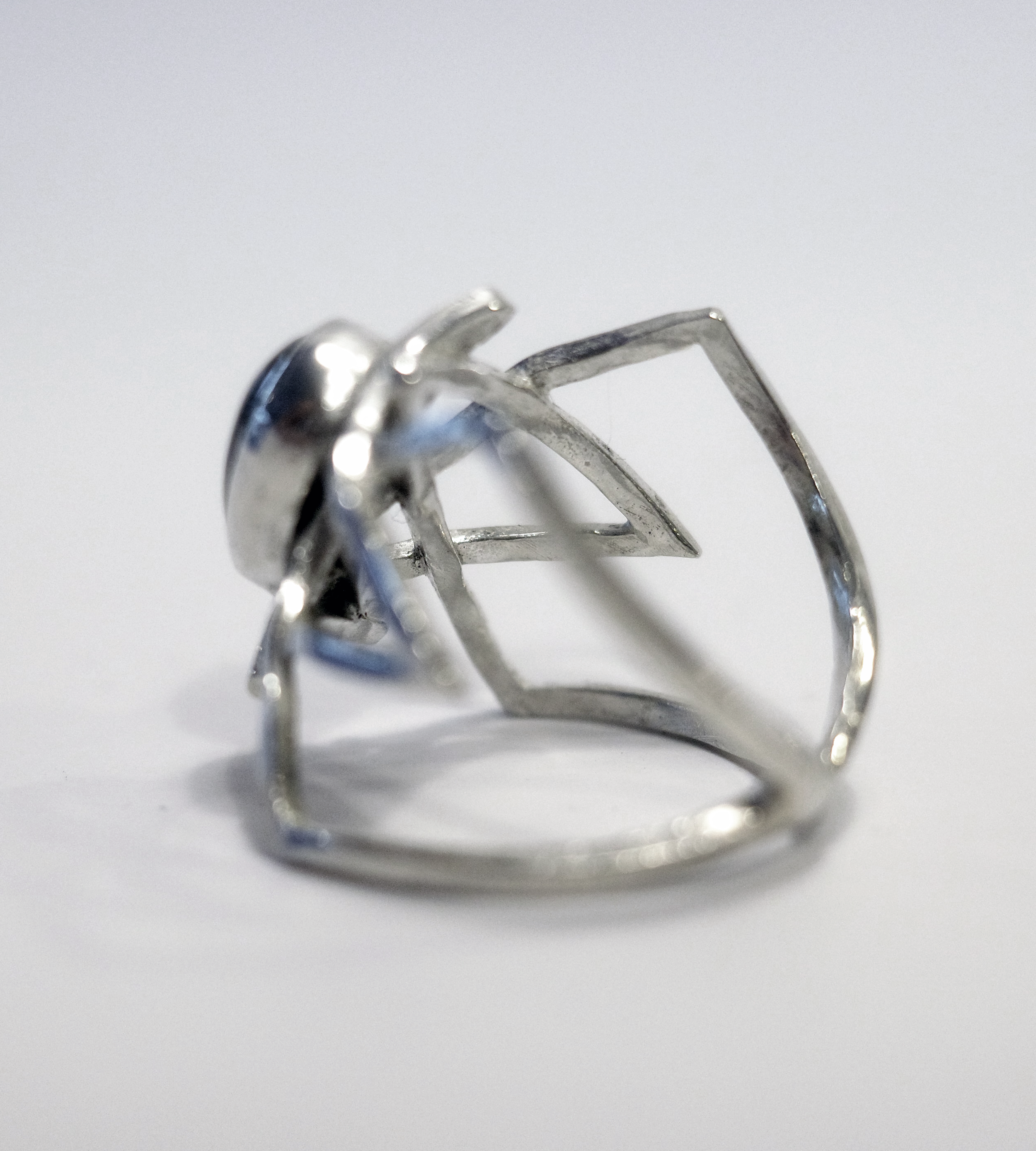 teardrop onyx lattice ring back view.png