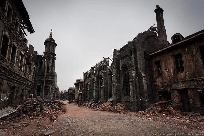 Shattered-Soviet-ghost-town-at-Mosfilm-studios-in-Moscow-1.jpg