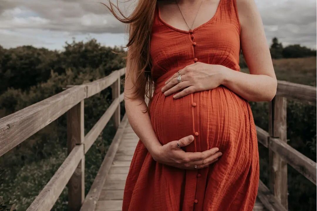 The gorgeous Ali, growing her beloved Leni. It felt to special to document this precious moment in time 🧡