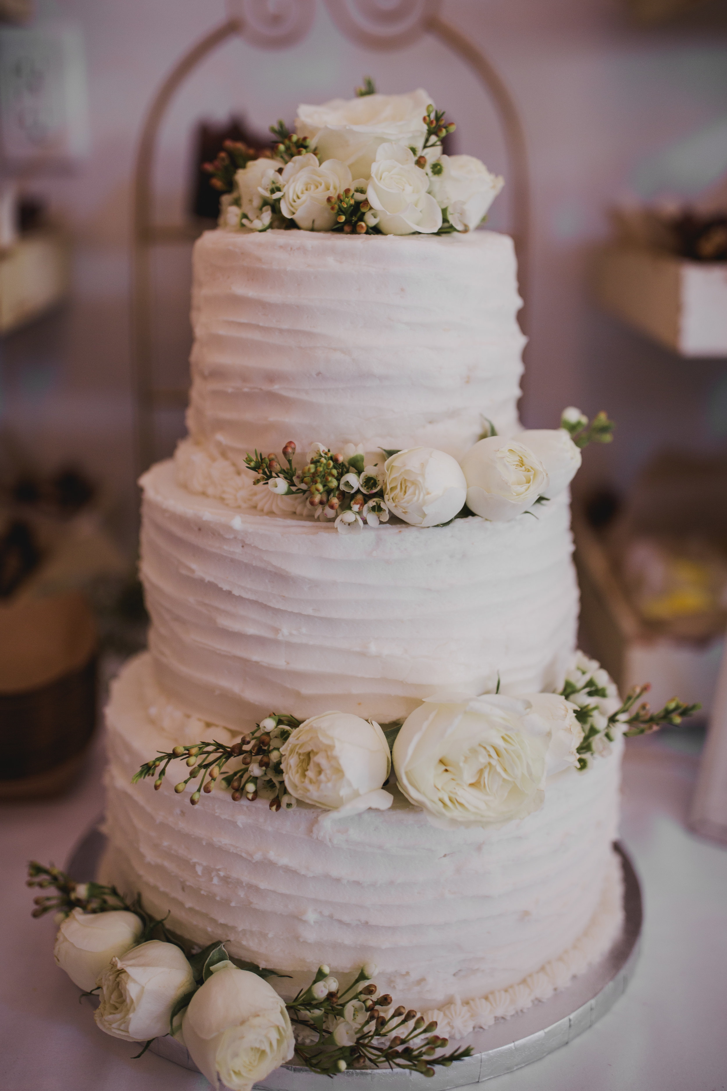 Sibyl_Sophia_Wedding_Florist_Mason_City_Diamond_Oaks_Cake.jpg