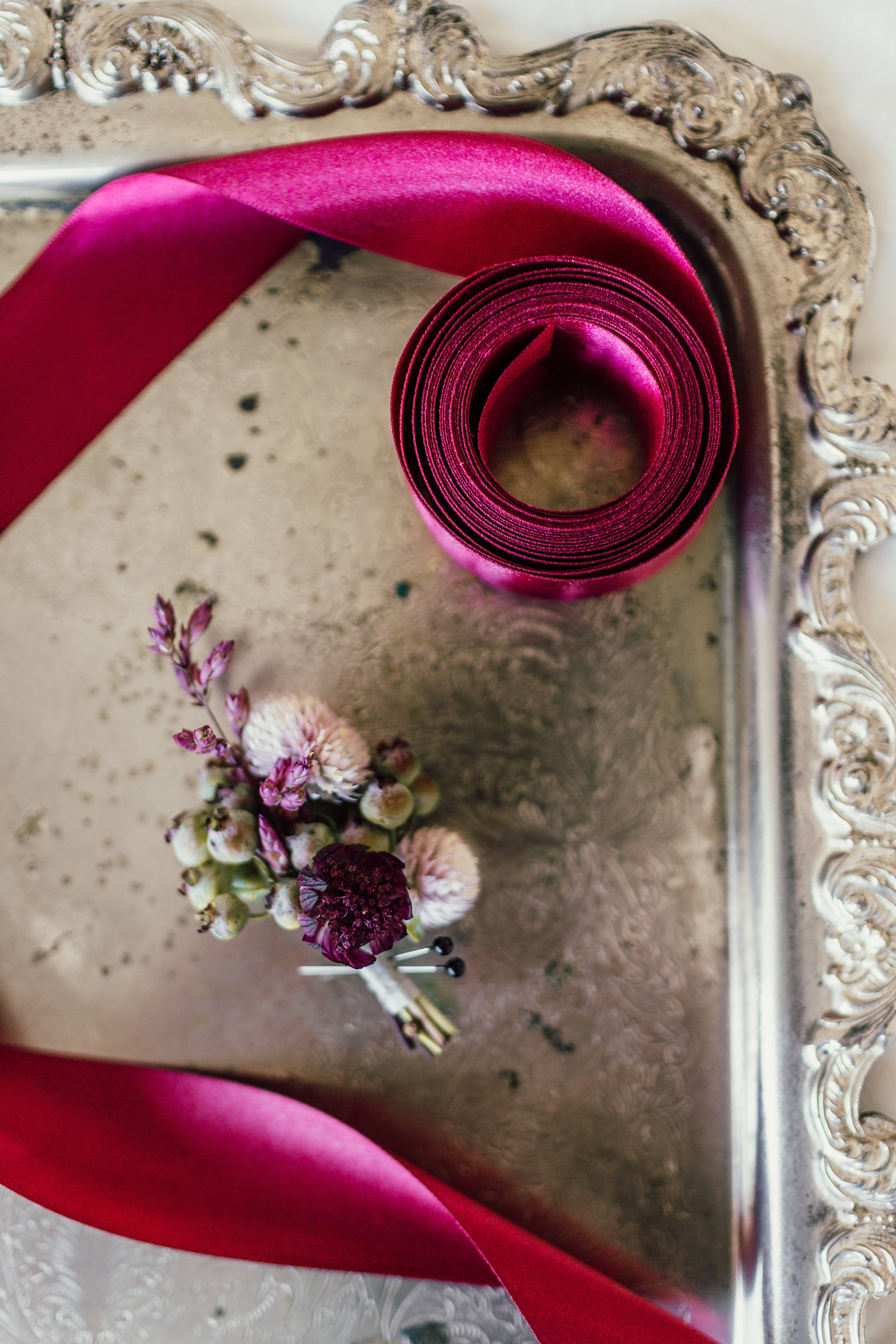 Textured_Garden_Style_Florals_Sibyl_Sophia_Boutonniere.jpg