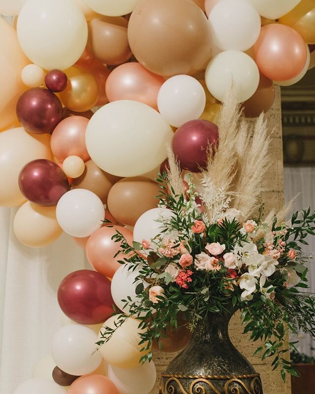 I just love all the texture balloons add! @sibylsophiaballoondesign @figmentartphoto
.
.
.
. . #desmoinesflorist #iowaflorist #masoncityflorist #desmoineswedding #desmoinesweddings #desmoinesweddingplanner #Iowaweddings #midwestweddings #midwestbride