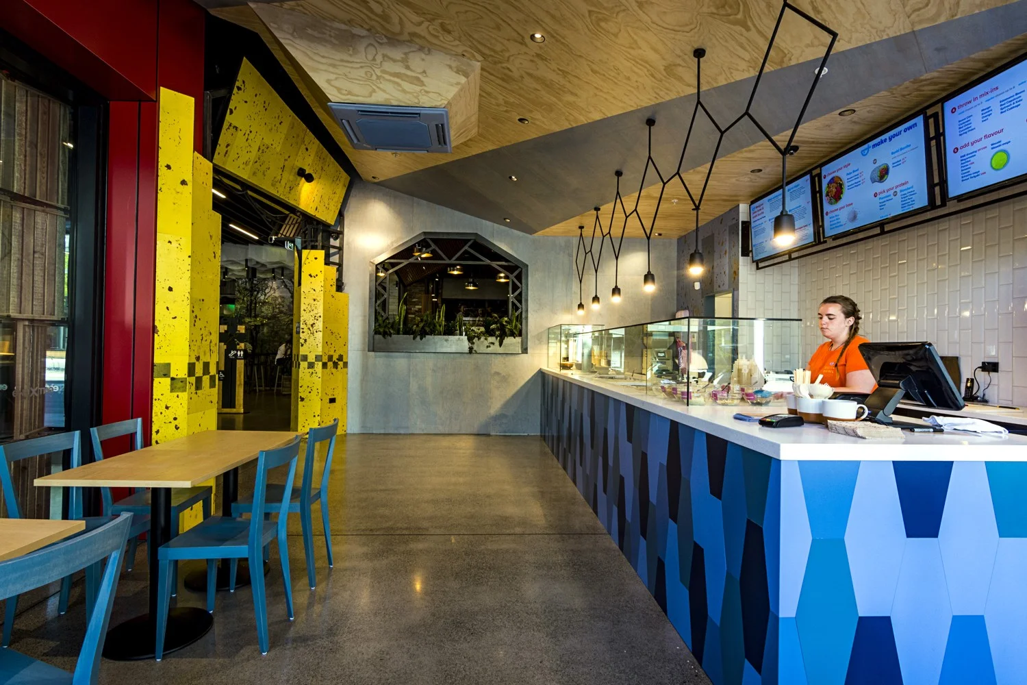 Roll & Bowl service counter