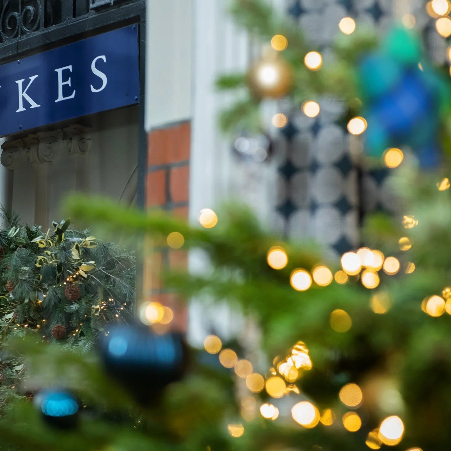 🌁 London fog might lead to Raine 🌧 

This week's #featuredarticle explores the holiday offerings at the classy DUKES London Hotel.

https://rainemagazine.com/travel/visiting-england-for-the-holidays-celebrate-at-dukes-london
.
.
#magazine #onlinema