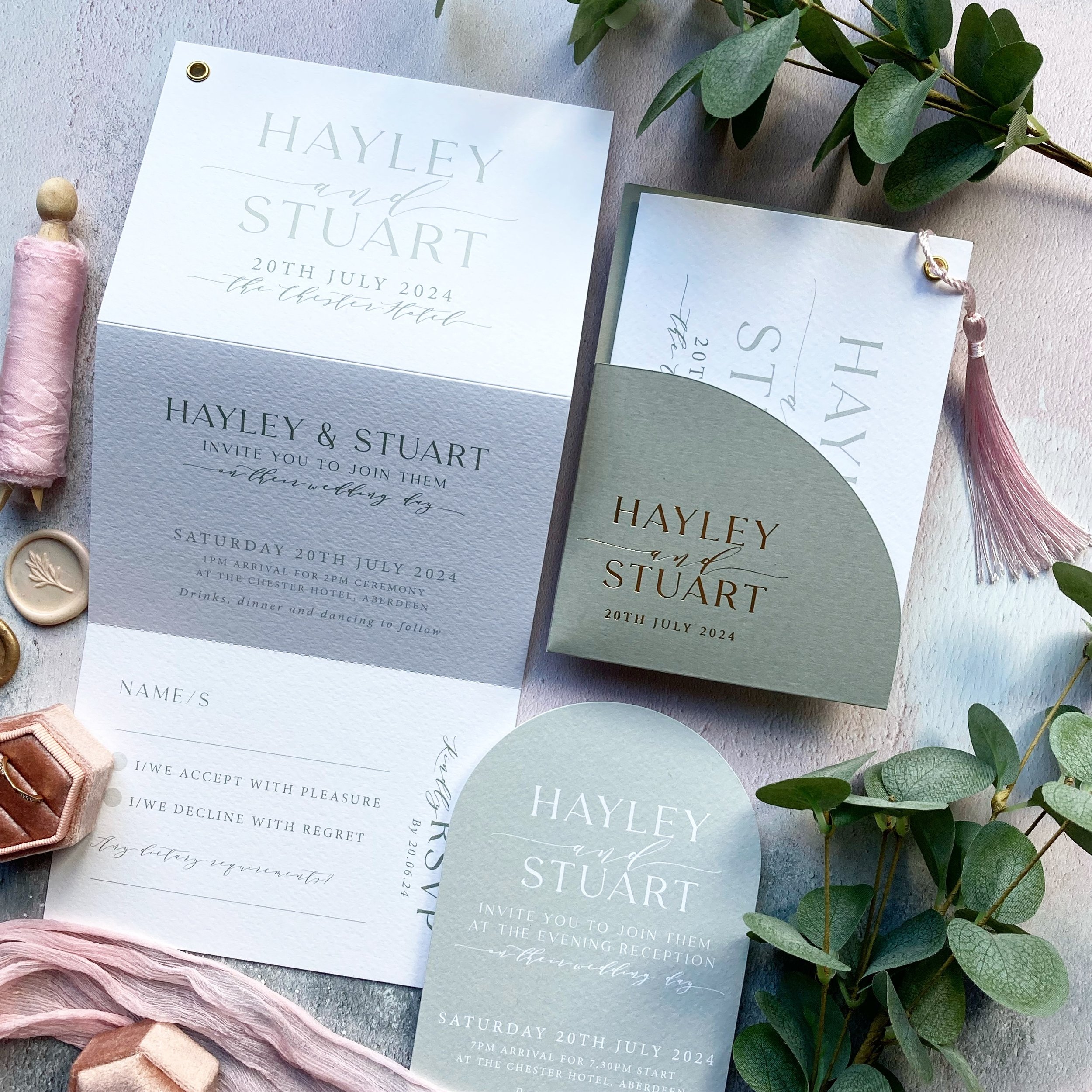 Sage, gold and a pop of blush bundled up into a mini curved pocket 🎀
⠀⠀⠀⠀
#weddingstationery #weddinginvitations #invitations #prettypaper #lovepaperco #pursuepretty #modernweddingstationery #scottishwedding #aberdeenshirewedding #stationerysupplier