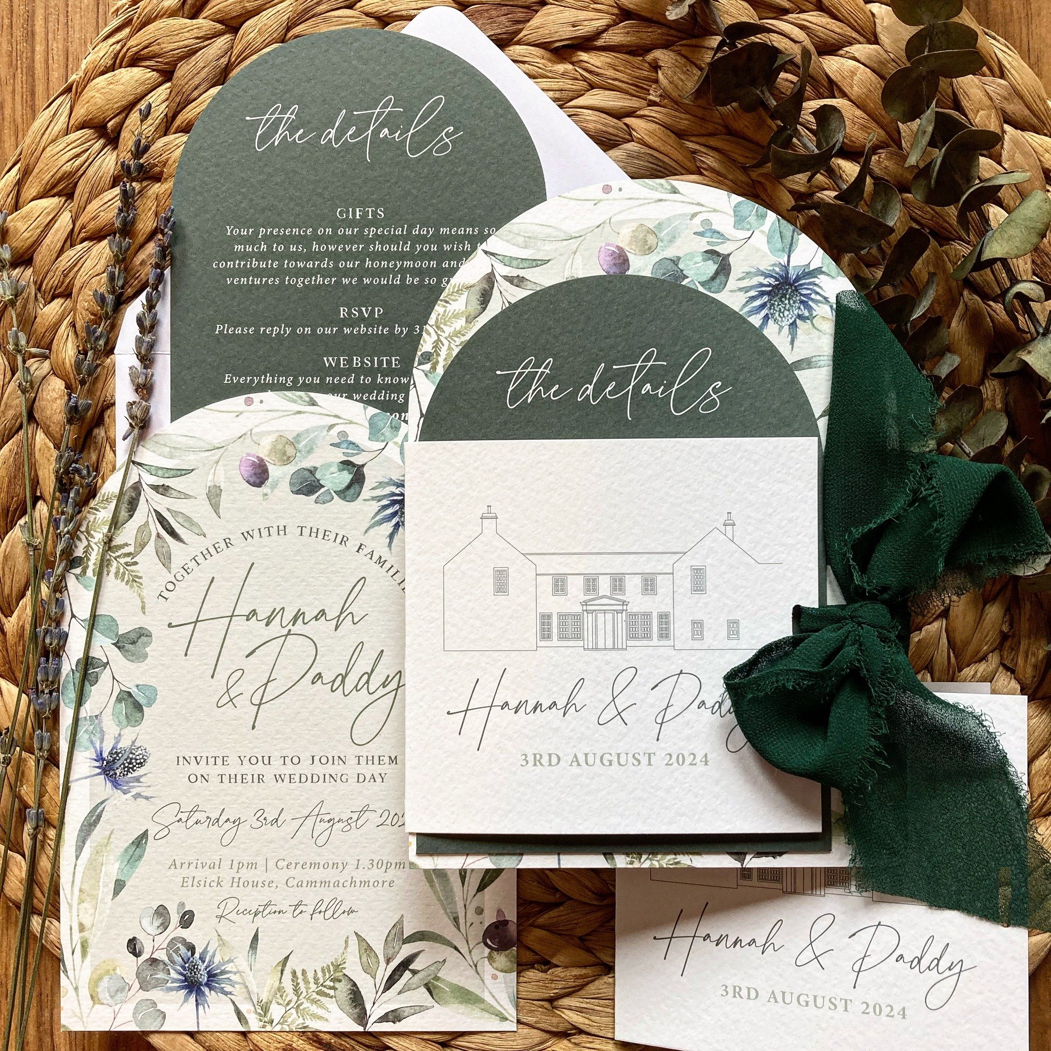 Beautiful arched invitations with green foliage, olives and thistles, bundled up with a venue drawing of @elsickhouse and a lovely forest green chiffon ribbon 👌🏻
⠀⠀⠀⠀
#weddingstationery #weddinginvitations #invitations #prettypaper #lovepaperco #pu