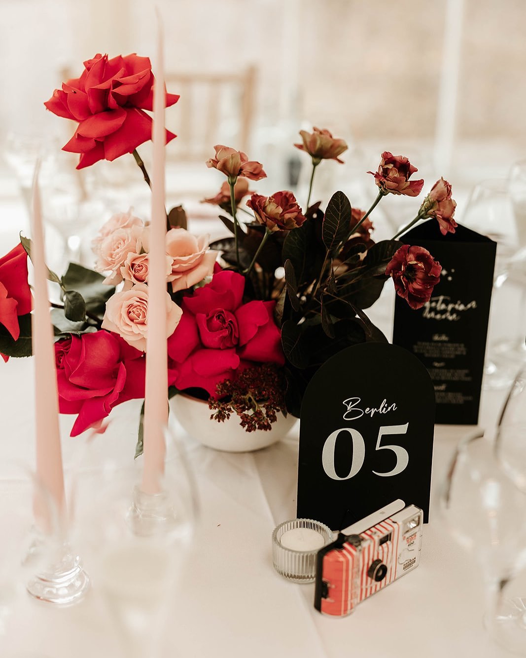 Monochrome with a pop of bold florals 👌🏻

📷 @sophiealexandriaphotography 
💒 @carlowrie_castle 
⠀⠀⠀⠀
#weddingstationery #weddinginvitations #invitations #prettypaper #lovepaperco #pursuepretty #modernweddingstationery #scottishwedding #aberdeenshi
