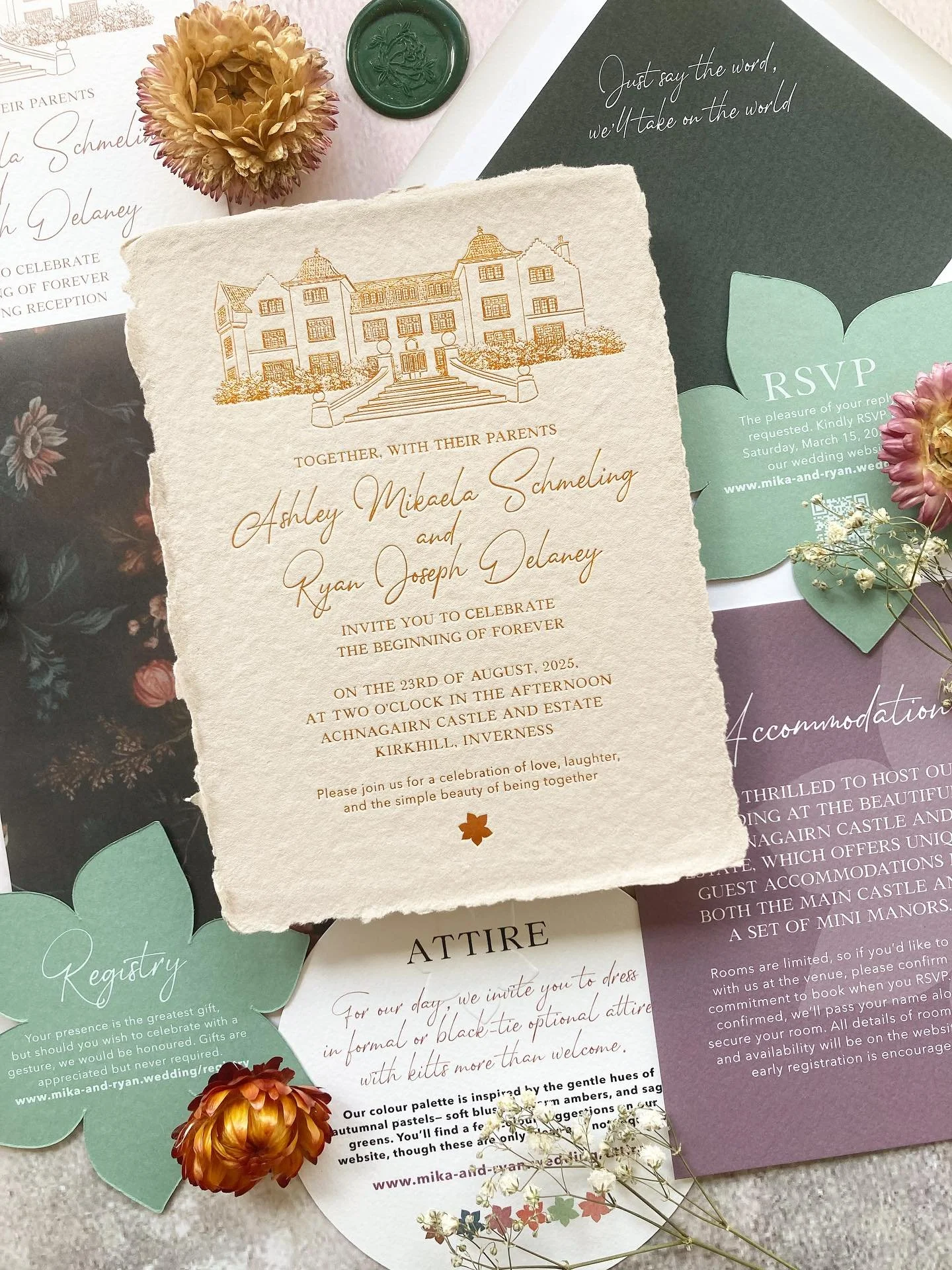 A suite packed full of details - embossing, copper hot foil, handmade paper, vellum, die cuts, wax seals, dried florals, envelope liner, venue drawing 🥰 one of my absolute favourites - and just wait till you see the day stationery 👌🏻

Venue @achna