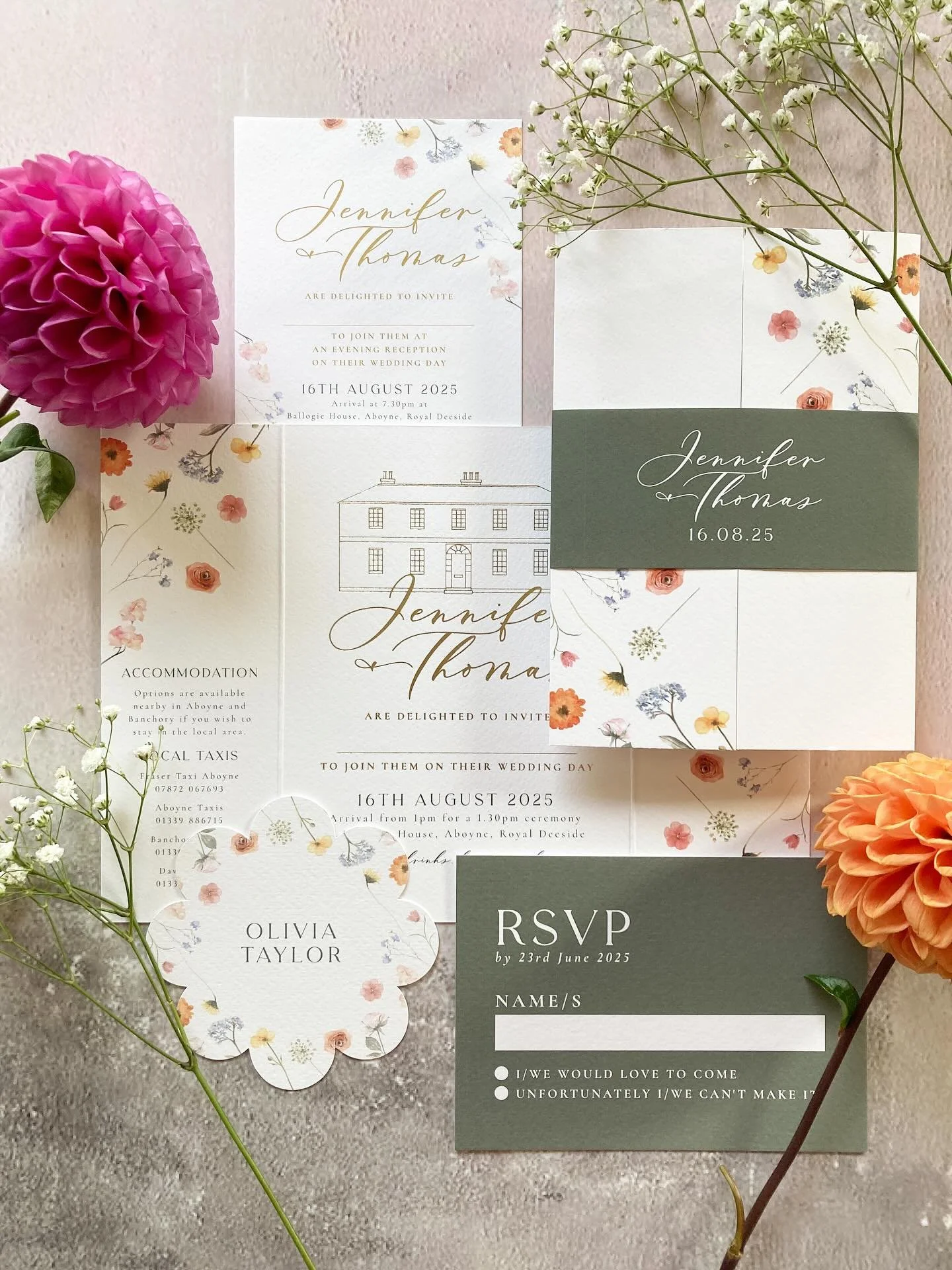 Delicate florals and classic gold foil - in a pretty gatefold style invitation with belly band for Jennifer &amp; Thomas @ballogiehouse 

#weddingstationery #weddinginvitations #invitations #prettypaper #lovepaperco #pursuepretty #modernweddingstatio
