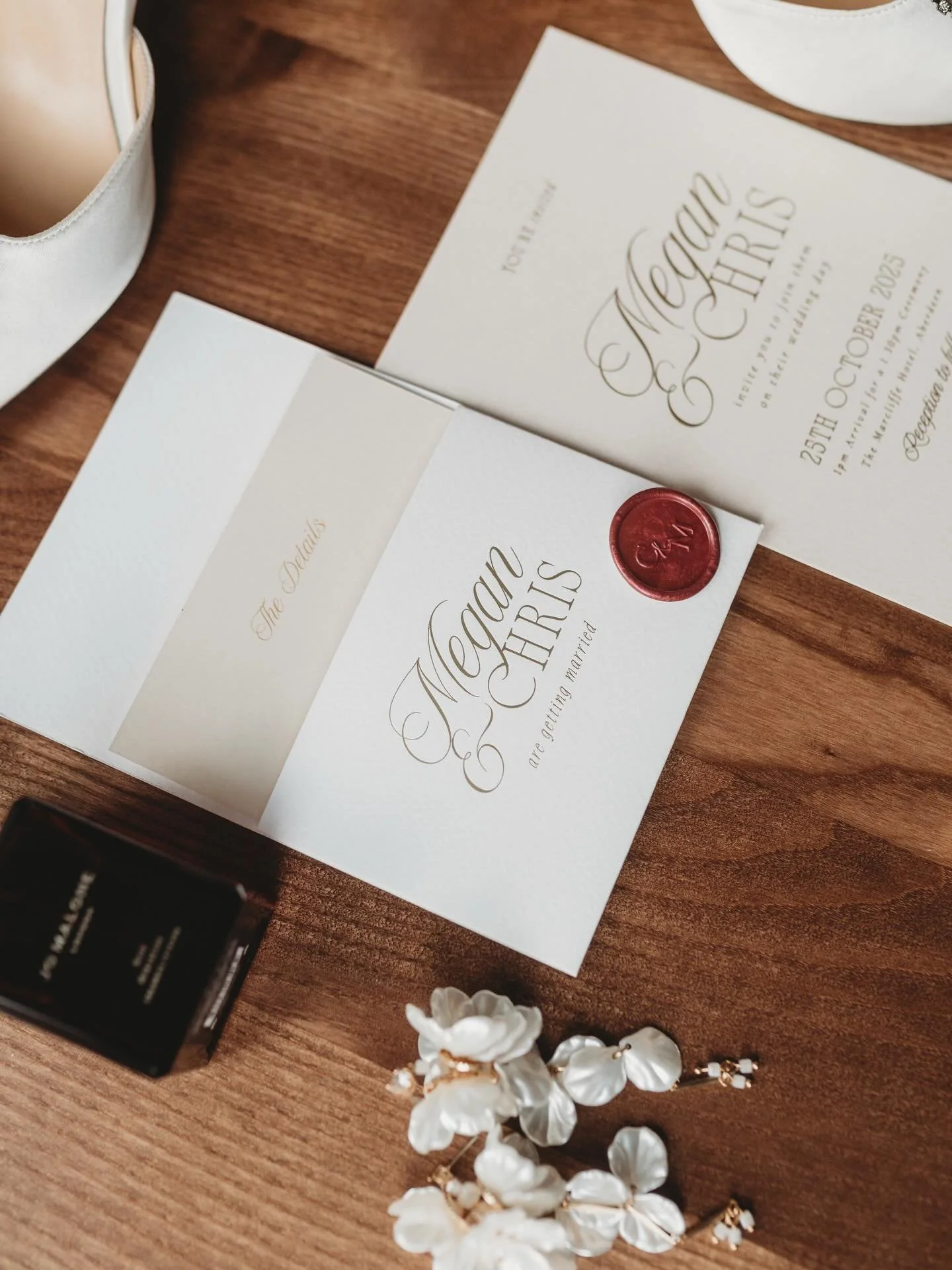 Beautiful pocket invitations with gold foil 🥰

Vendors:
Photographer: @samanthaclynephotography
Videographer: @clou.d_co
Cake: @cakesbychloestonehaven
Dress Boutique: @ivorygracebridal
Dress Designer: @divineatelier
Florist: @bloominggoodflowersbyke