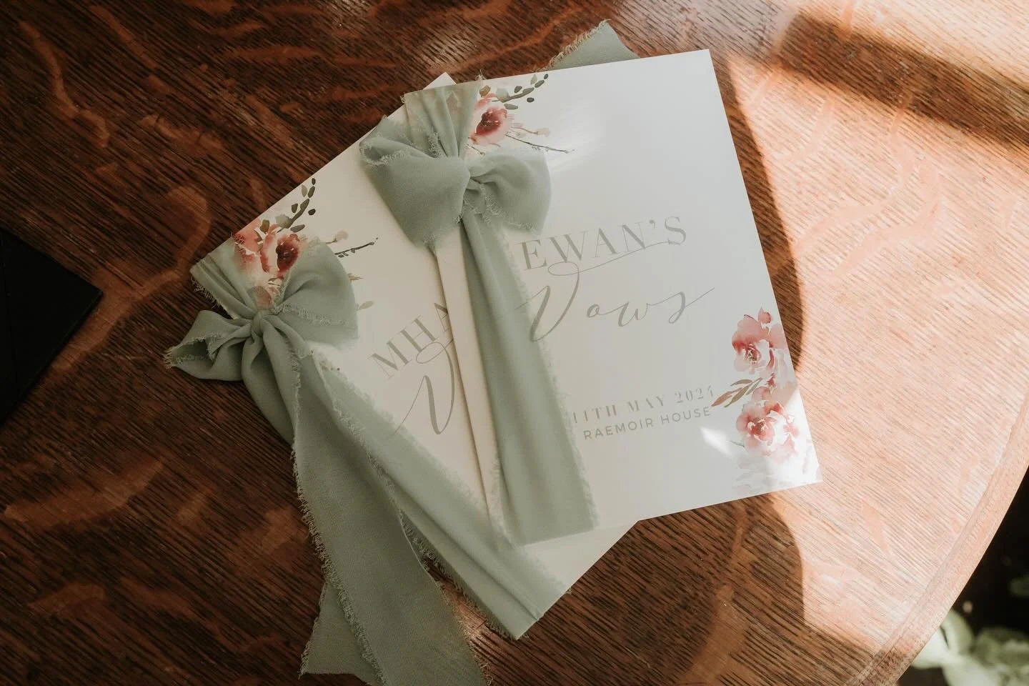 Pretty vows books with a chiffon ribbon 🎀 
📷 @sophiealexandriaphotography