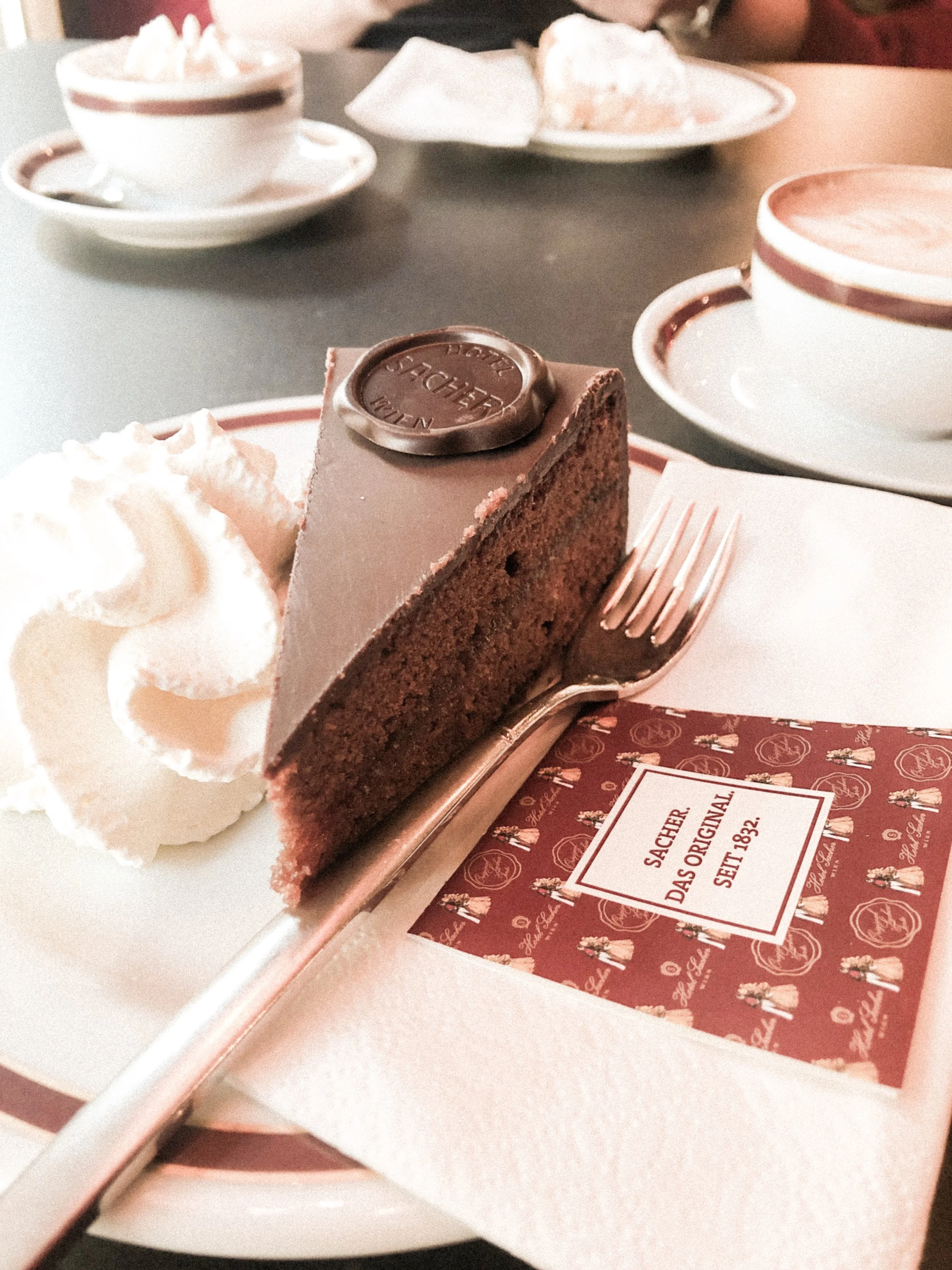 Här har vi the real deal, och i efterhand är jag glad att vi ändå provade en Sacher tårta på ett annat Café först. För guuu vilken skillnad det var. Den här var på Hotel Sacher var mycket saftigare & mer smakrik. Så pass så att det faktiskt fick följa med en mini-variant hem till Stockholm.