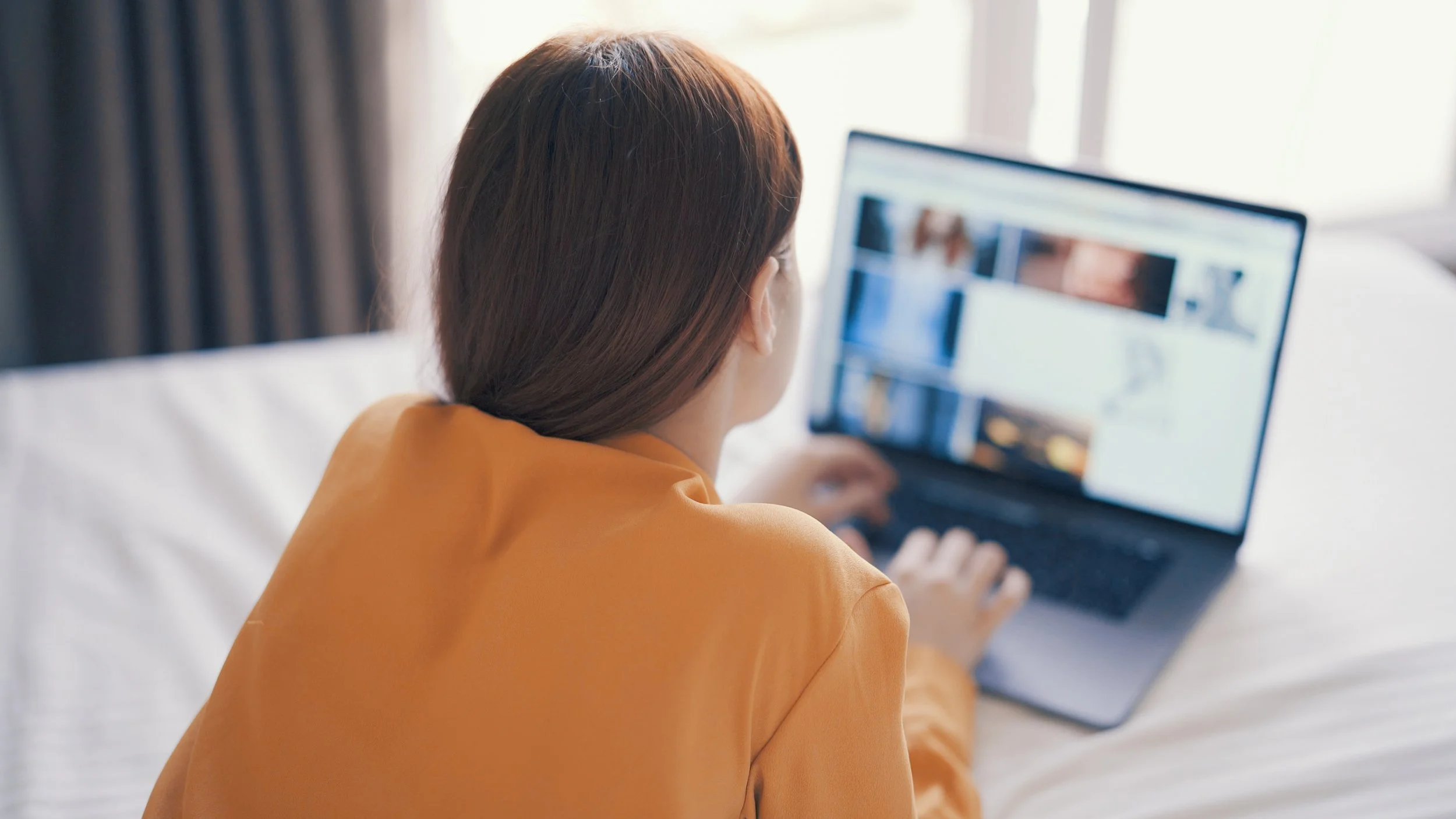 woman-works-on-a-laptop-in-bed-2026-03-19-23-26-22-utc.jpg